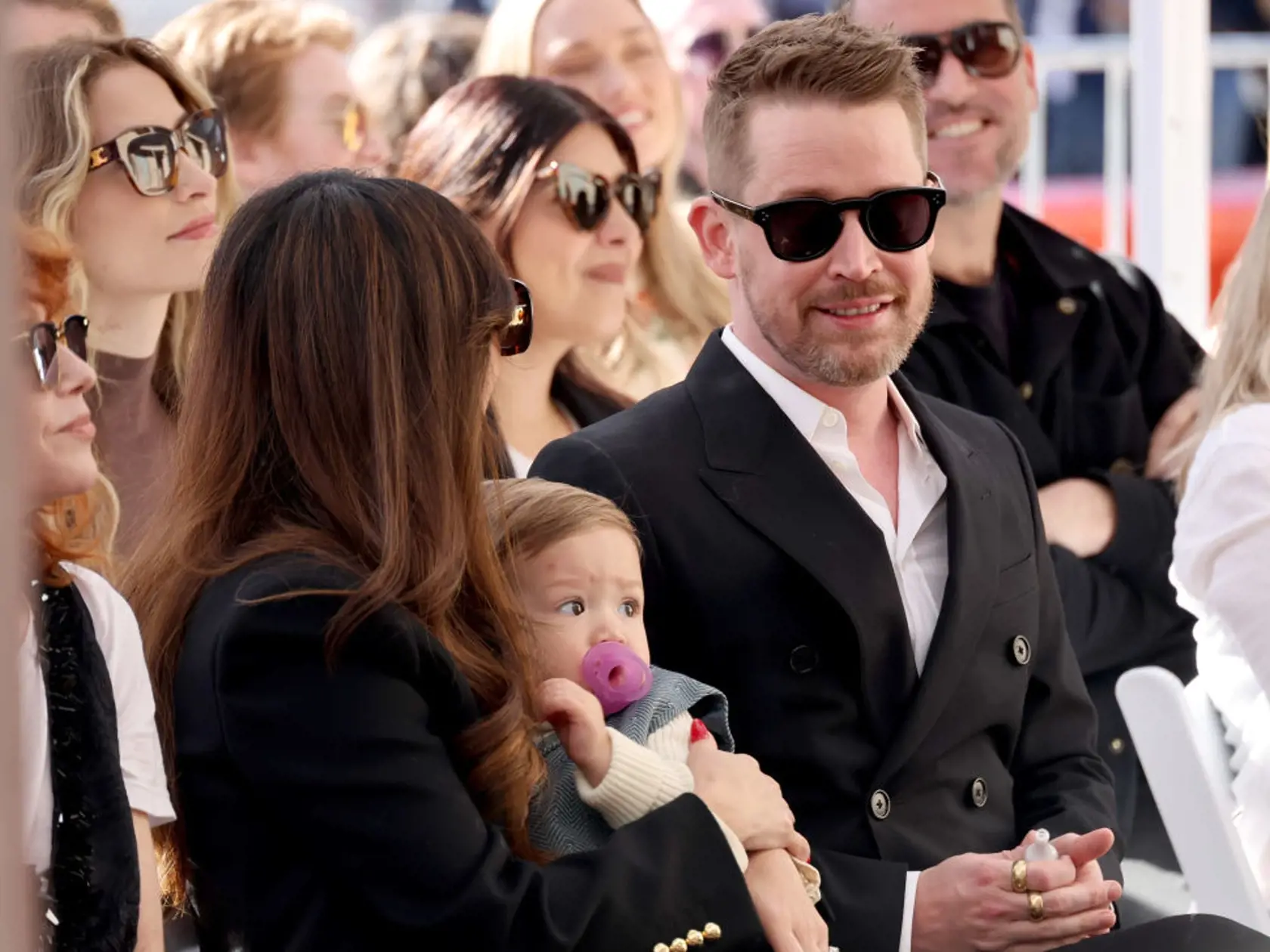 Macaulay Culkin so snúbenicou a synom