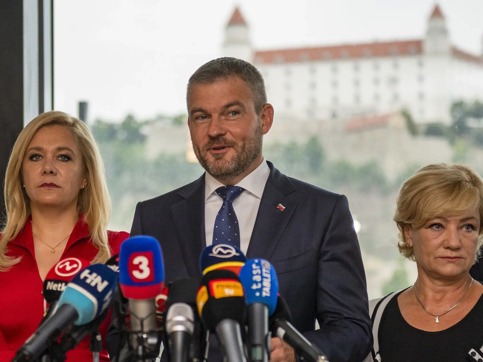 Desať poslancov Národnej rady (NR) SR za Smer-SD sa pridáva k projektu Petra Pellegriniho. Na snímke zľava členka predsedníctva Smer-SD Denisa Saková, podpredseda parlamentu Peter Pellegrini (Smer-SD) a poslankyňa Ľubica Laššáková počas tlačovej konferencie k vzniku novej strany v Bratislave 16. júna 2020. FOTO TASR - Jaroslav Novák