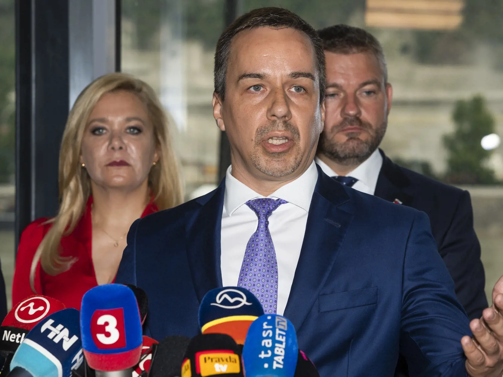 Desať poslancov Národnej rady (NR) SR za Smer-SD sa pridáva k projektu Petra Pellegriniho. Na snímke zľava poslanci za NR SR Denisa Saková, Erik Tomáš a podpredseda NR SR Peter Pellegrini počas tlačovej konferencie k vzniku novej strany v Bratislave 16. júna 2020. FOTO TASR - Jaroslav Novák
