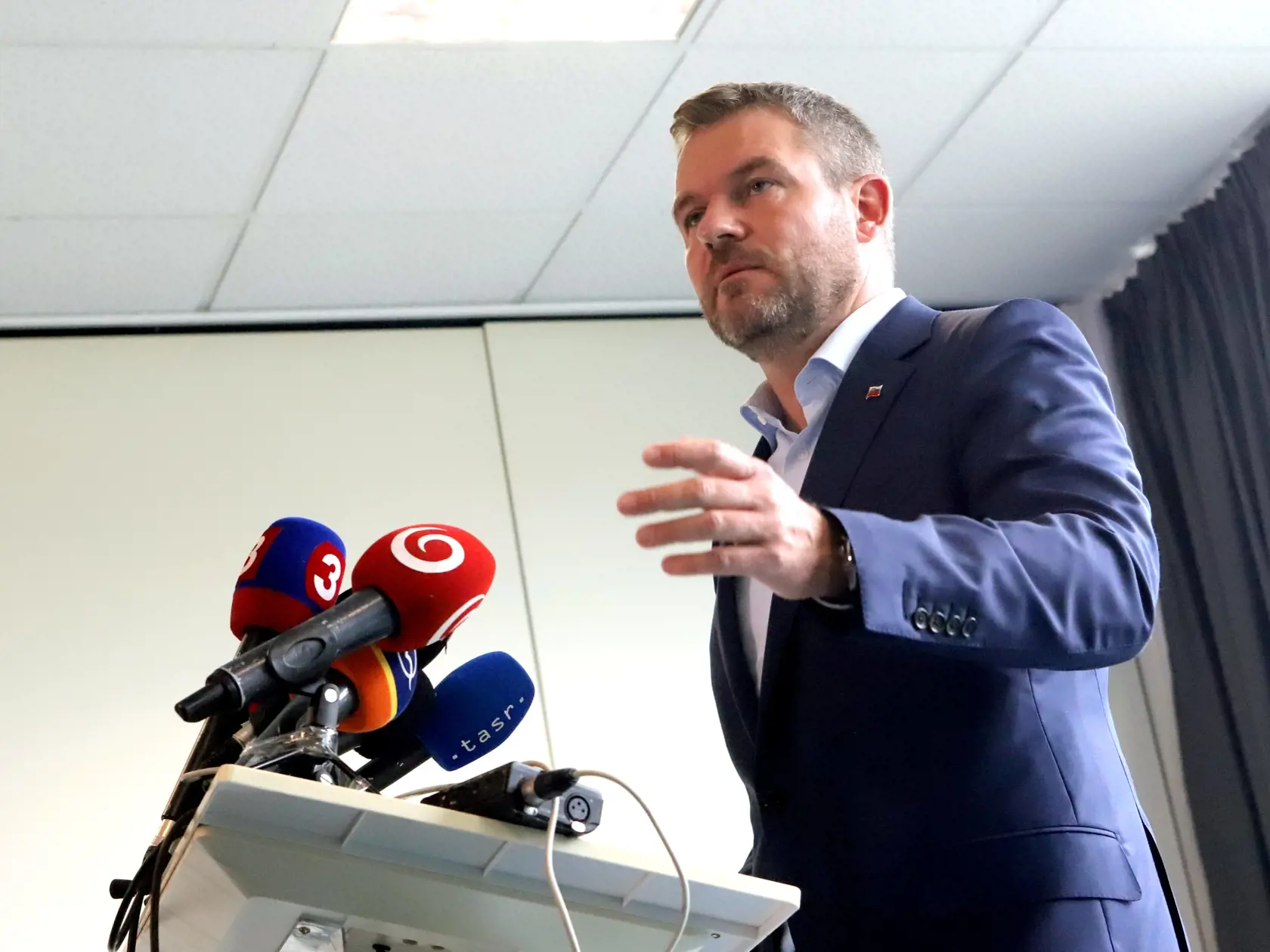 Na snímke podpredseda Národnej rady SR Peter Pellegrini počas tlačovej konferencie 10. júna 2020 v Banskej Bystrici. Peter Pellegrini končí v strane Smer-SD. Viac s ňou nespája svoju politickú budúcnosť, vzdáva sa funkcie jej podpredsedu a značku Smer-SD podľa vlastných slov necháva "otcovi zakladateľovi" predsedovi Robertovi Ficovi. FOTO TASR - Ján Krošlák