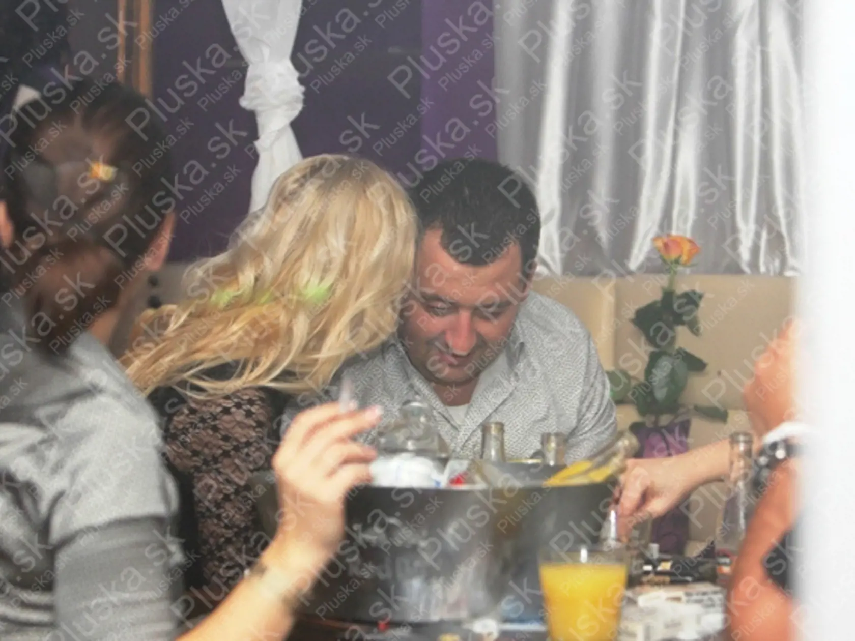 Január 2011, nočný bar Bratislava: Čo si tak asi Rastislav Bilas a misska šepkali do uší?