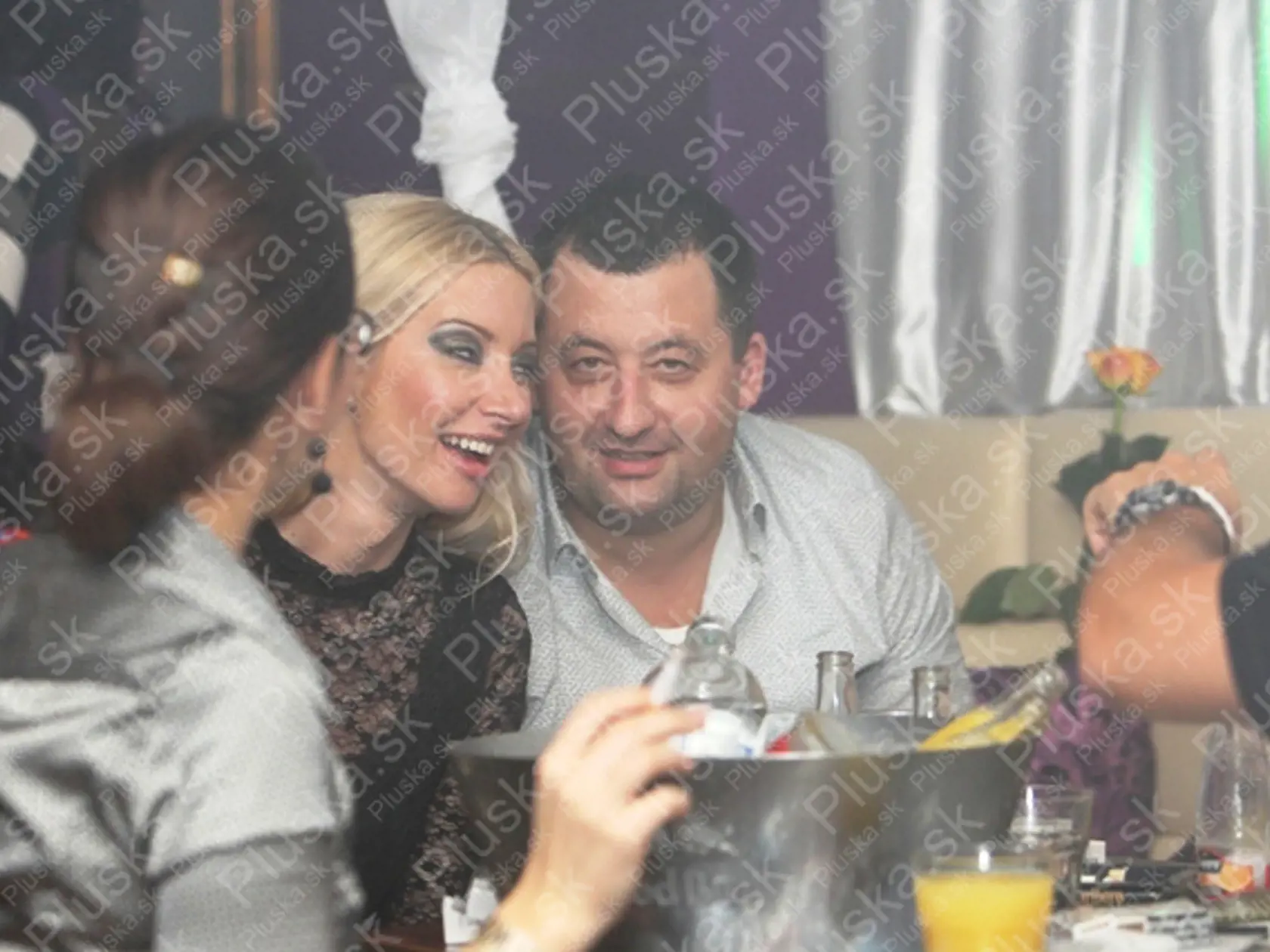 Január 2011, nočný bar Bratislava: Čo si tak asi Rastislav Bilas a misska šepkali do uší?