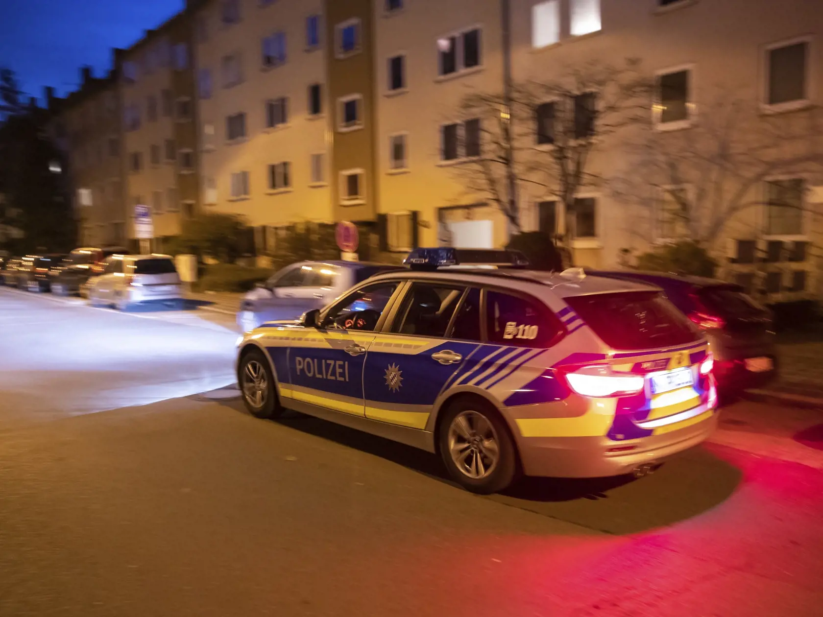 Policajti hliadkujú v norimberskej štvrti St. Johannis 14. decembra 2018.