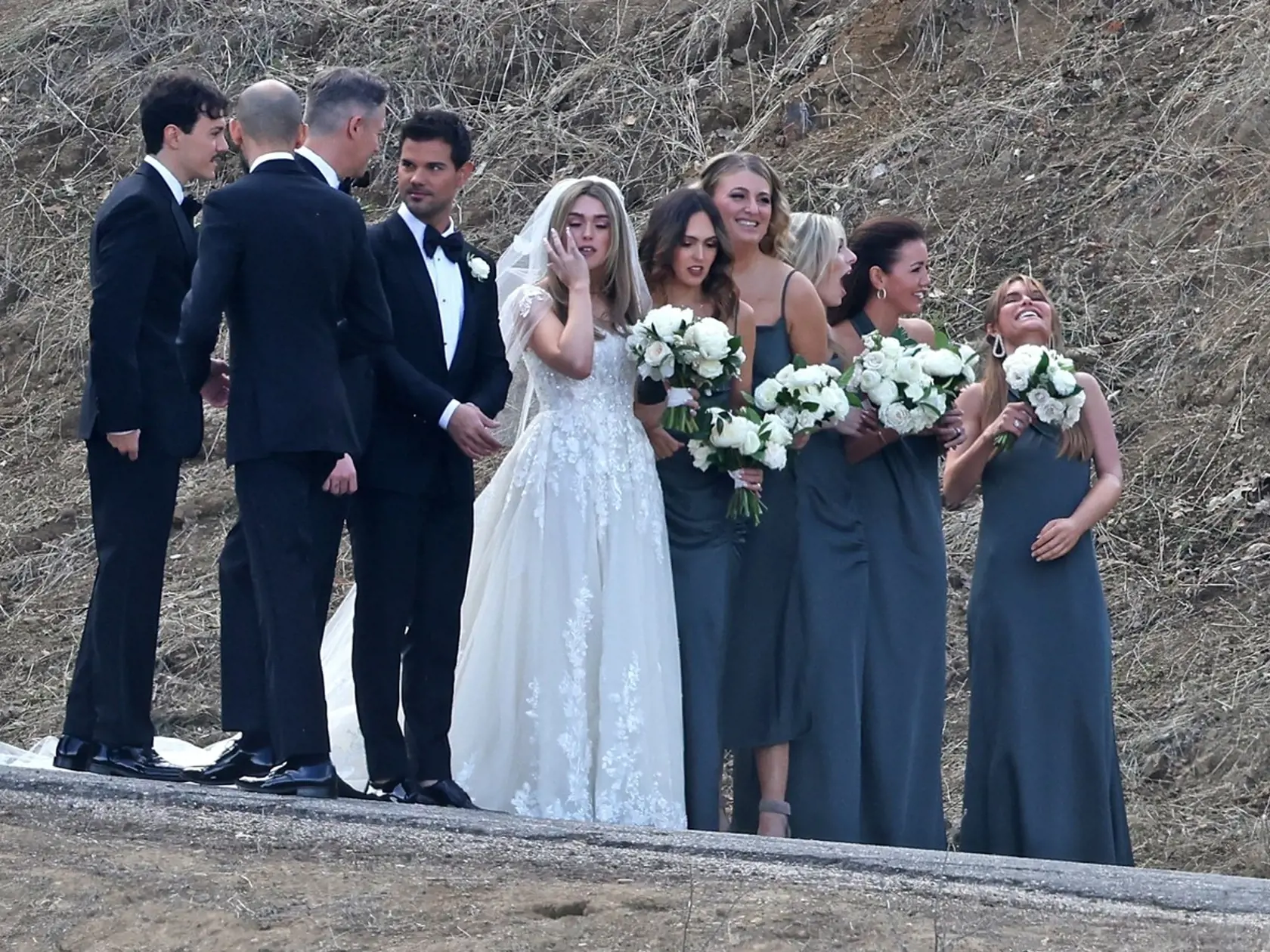 Séria Twilight pritiahla k obrazovkám milióny fanúšičiek. Dôvodom však nebol len nebezpečný upír Robert Pattinson, ale aj vlkolak Taylor Lautner, ktorý sa rovnako usiloval o srdce krásnej Belly (Kristen Stewart).