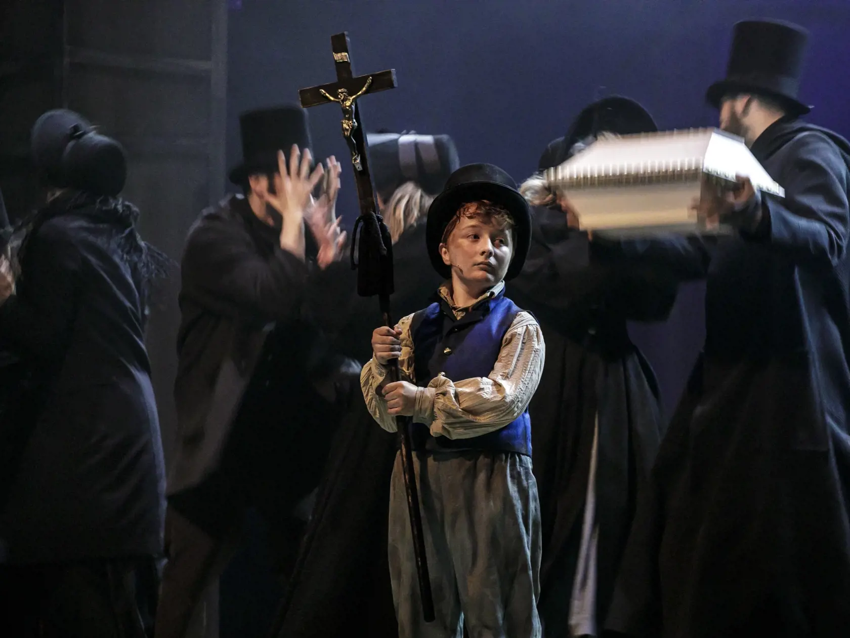 Na snímke uprostred herec Tomáš Novák (Oliver Twist) počas verejnej generálky muzikálu Oliver! v Divadle Nová scéna v Bratislave 7. marca 2024. FOTO TASR - Dano Veselský