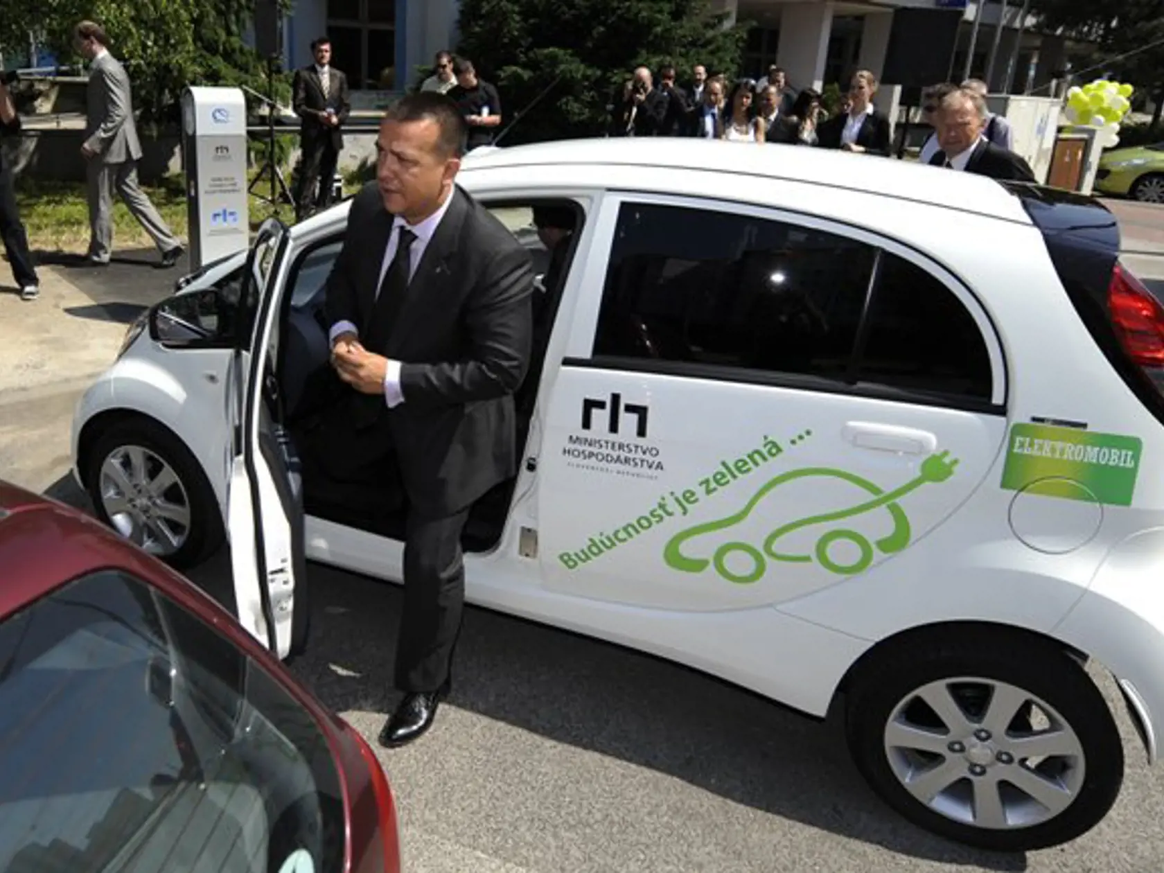 Minister hospodárstva SR Juraj Miškov na elektromobile.