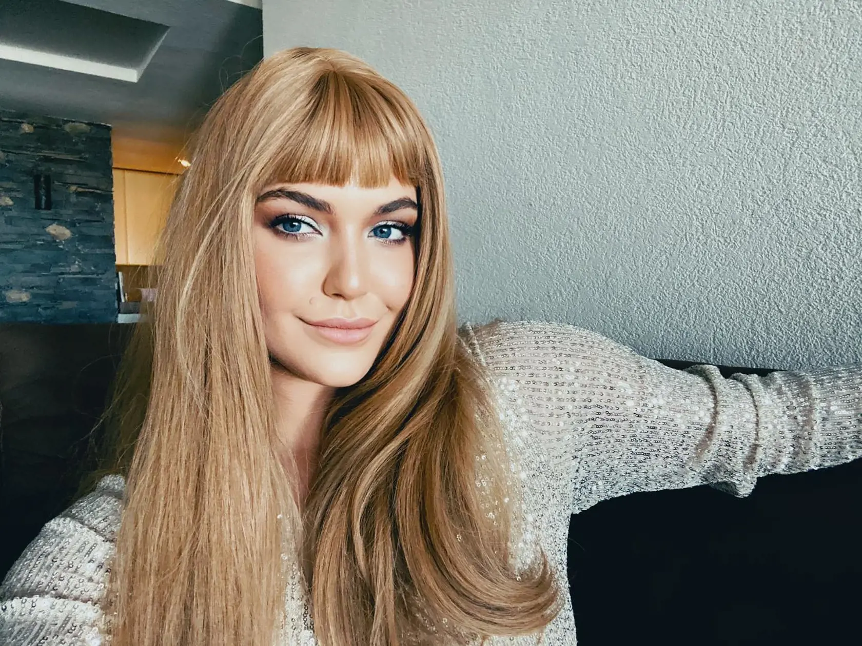 Celeste ako blondína s ofinou.