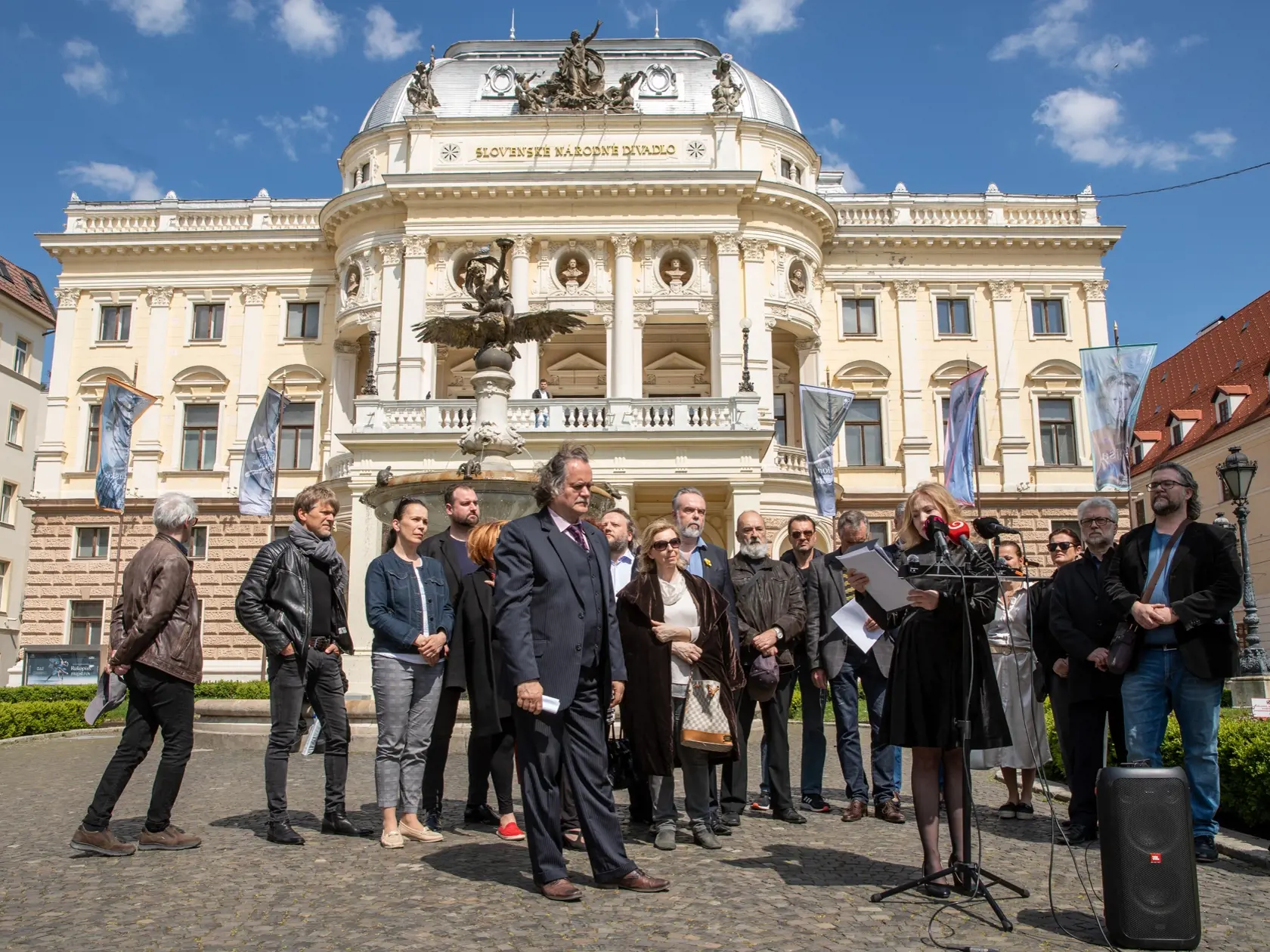 Na proteste sa zúčastnilo množstvo operných spevákov.