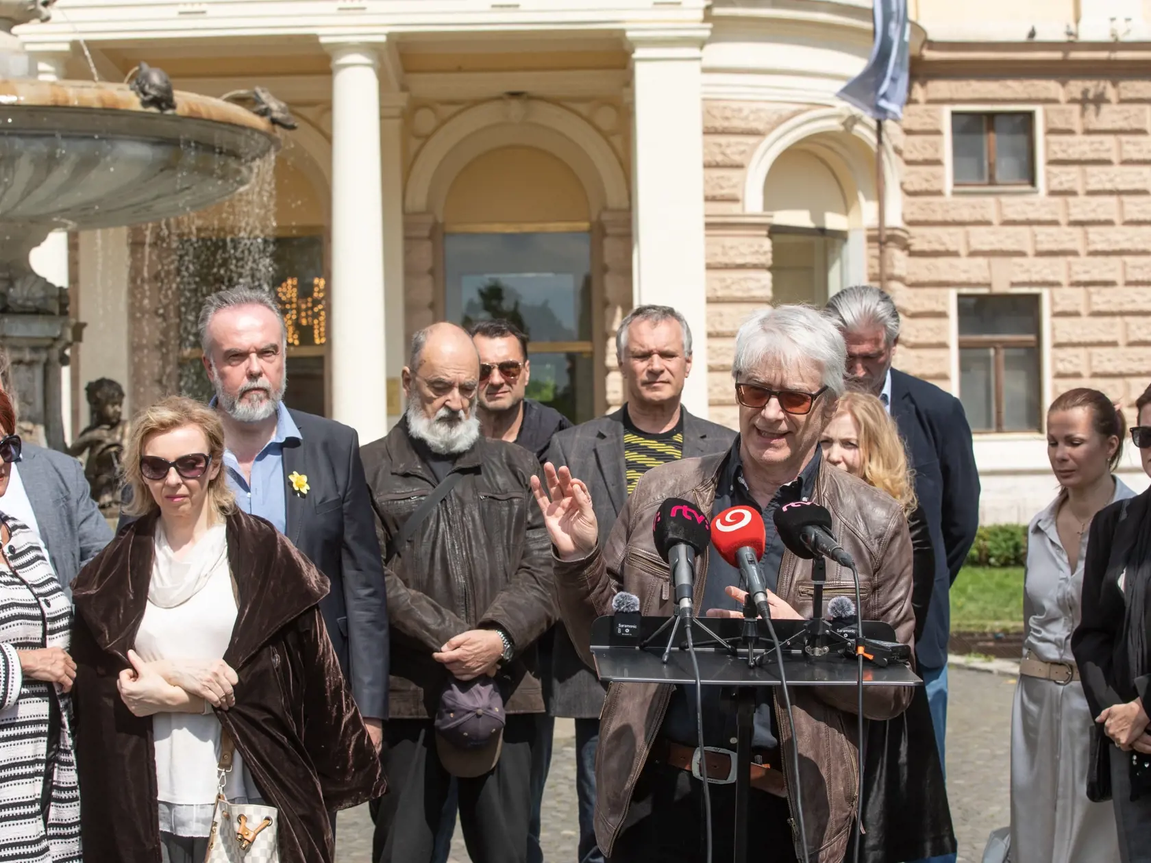 Na proteste sa zúčastnilo množstvo operných spevákov.