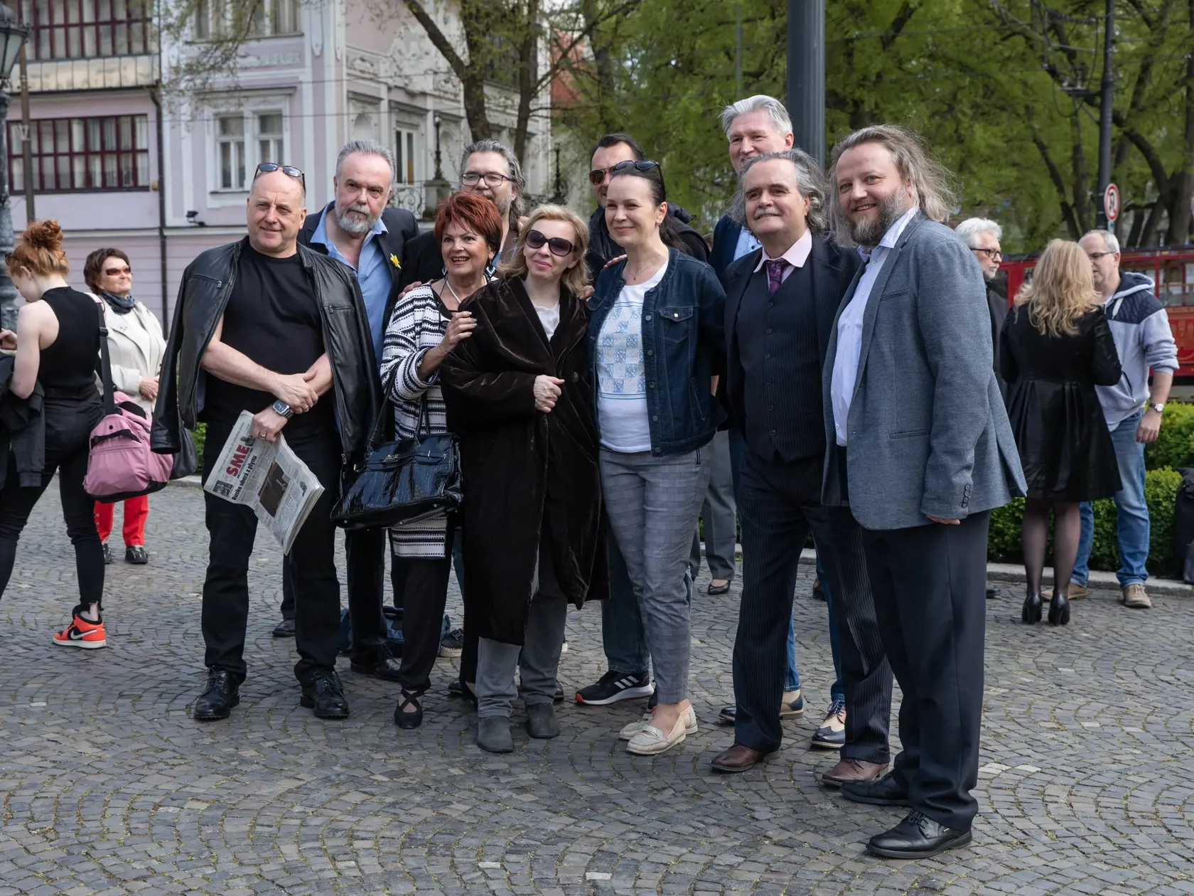 Protest sólistov Opery SND pred historickou budovou.