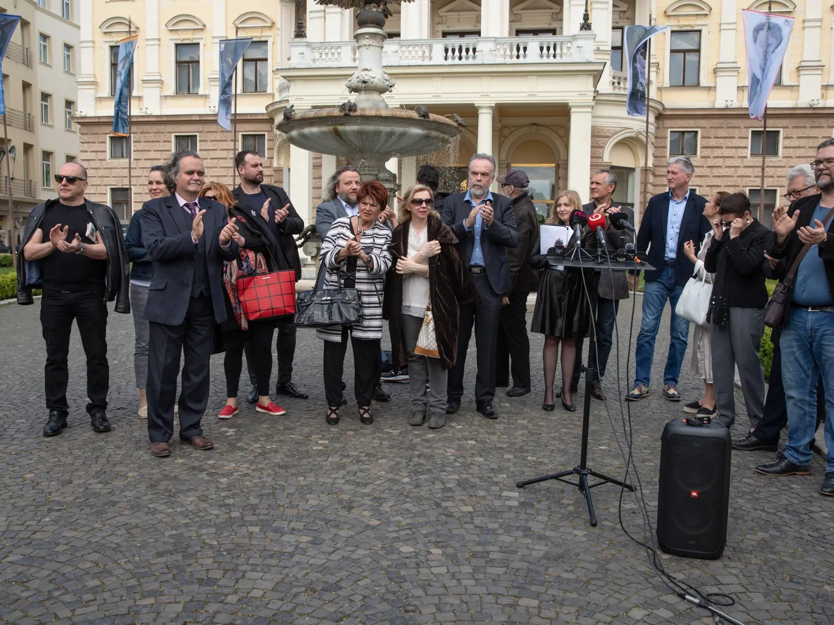 Protest sólistov Opery SND pred historickou budovou.