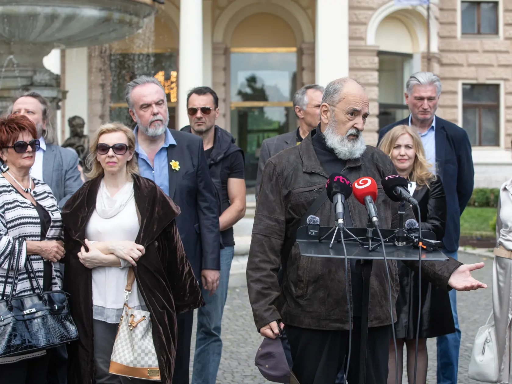 Na proteste sa zúčastnilo množstvo operných spevákov.