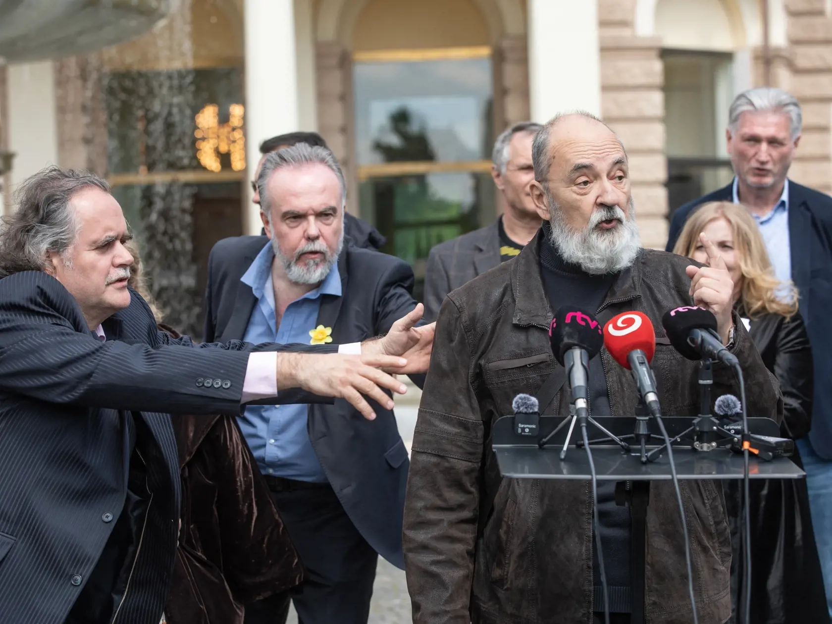Na proteste sa zúčastnilo množstvo operných spevákov.
