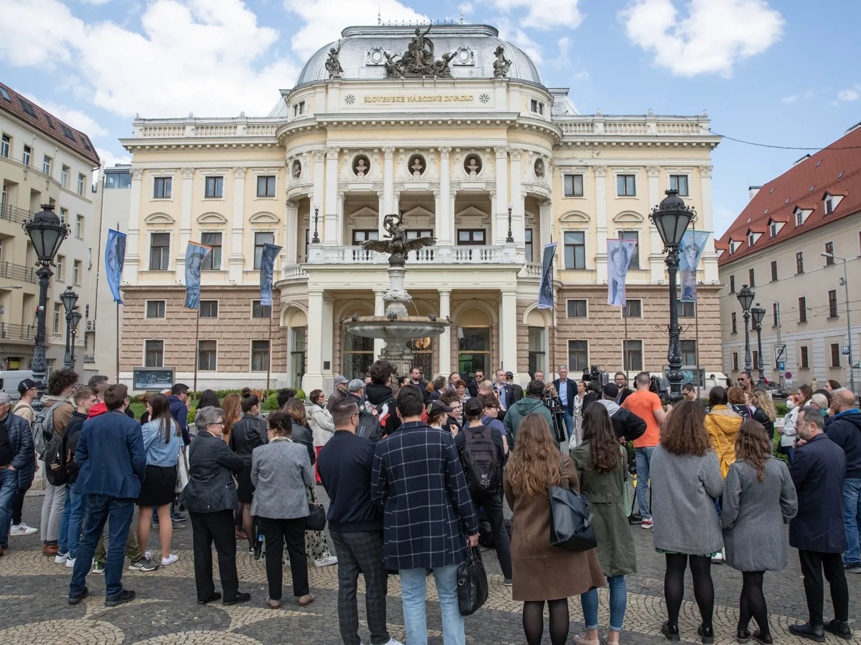 Protest sólistov Opery SND pred historickou budovou.