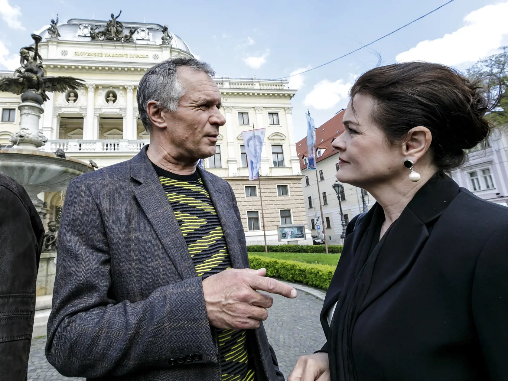 Emeritný sólista Opery Slovenského národného divadla Martin Babjak a sólistka Opery SND Ľubica Vargicová počas tlačovej konferencie na tému Súčasné vedenie Slovenského národného divadla pochováva erbovú inštitúciu Slovenska.