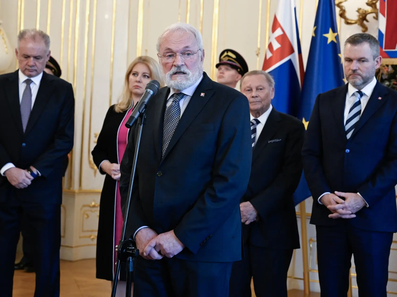 Na snímke bývalí prezidenti SR zľava Andrej Kiska, Zuzana Čaputová, Ivan Gašparovič, Rudolf Schuster a súčasná hlava štátu Peter Pellegrini počas záverečného vyjadrenia po tradičnom novoročnom obede v pondelok 13. januára 2025 v Prezidentskom paláci v Bratislave. FOTO TASR - Pavel Neubauer


