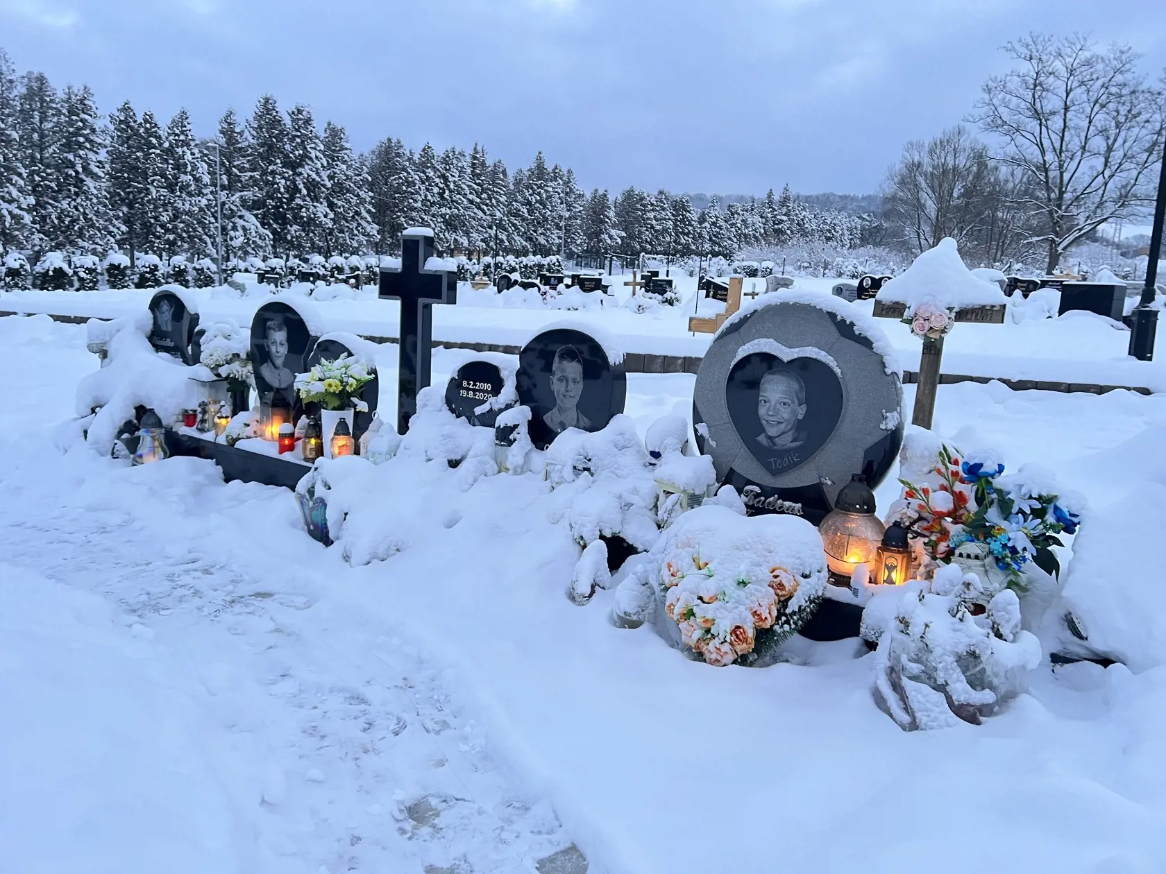 Hrobčeky štyroch malých futbalistov sú stále krásne udržiavané. Ani návaly snehu nezabránili ich príbuzných zapáliť im tam sviečku.