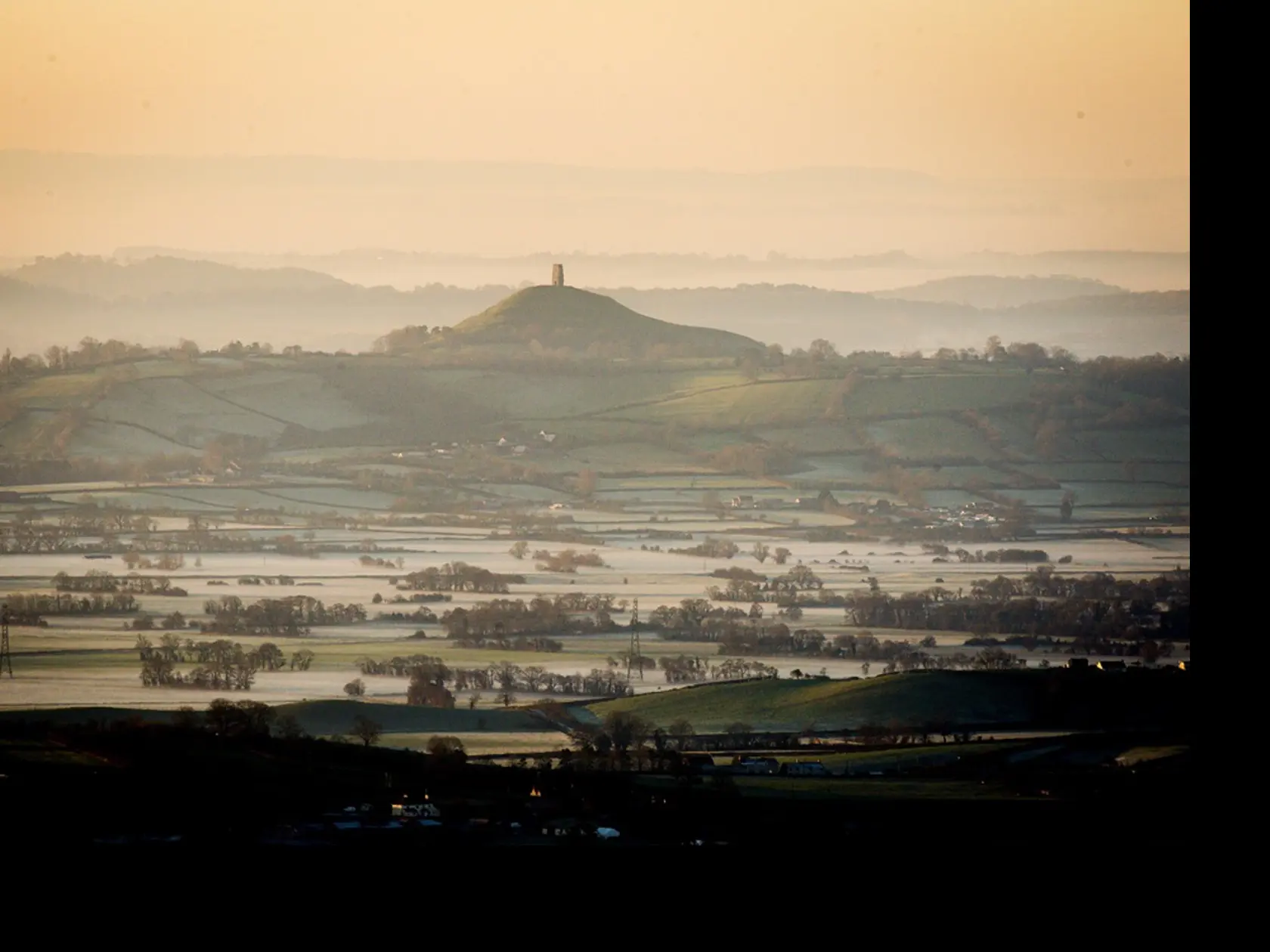 Glastonbury Tor v diaľke.