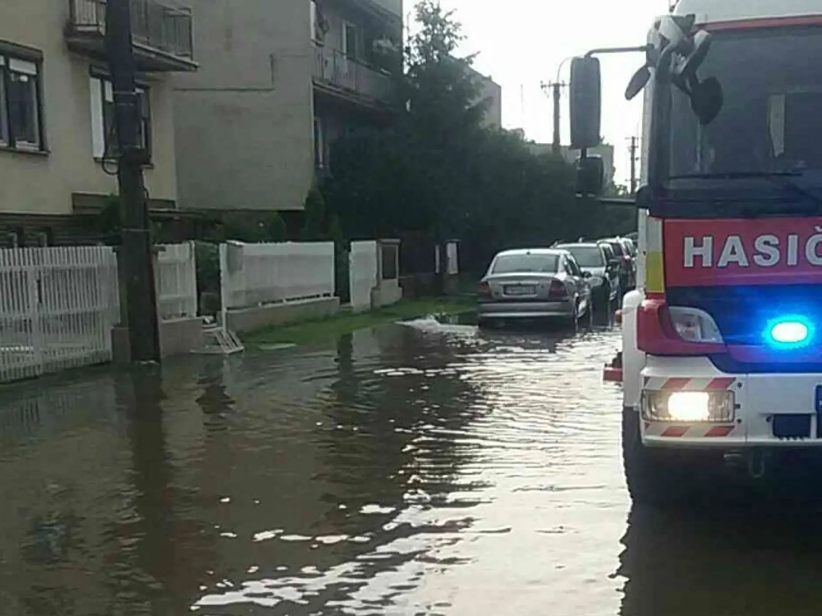 Na západnom a strednom Slovensku sa v nedeľu večer a v noci očakávajú búrky.