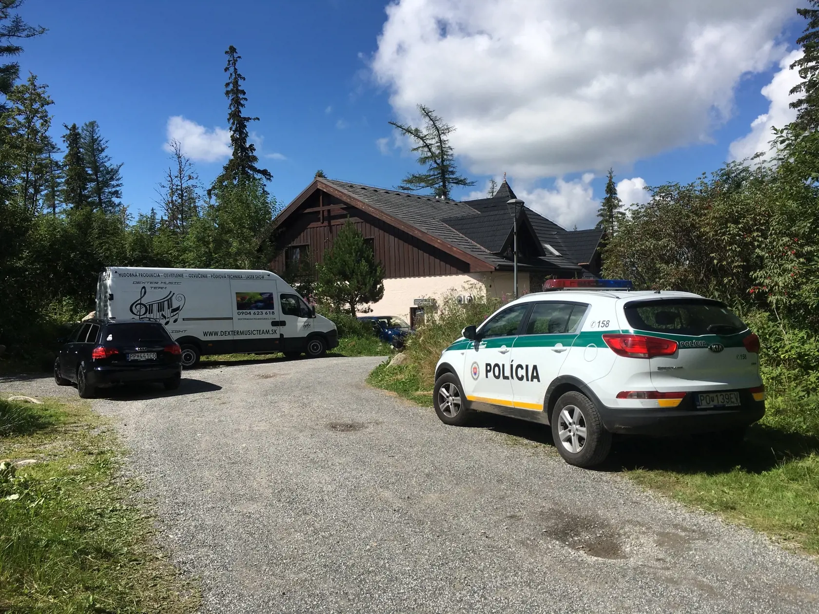 Počas našej návštevy boli v kolibe policajti.