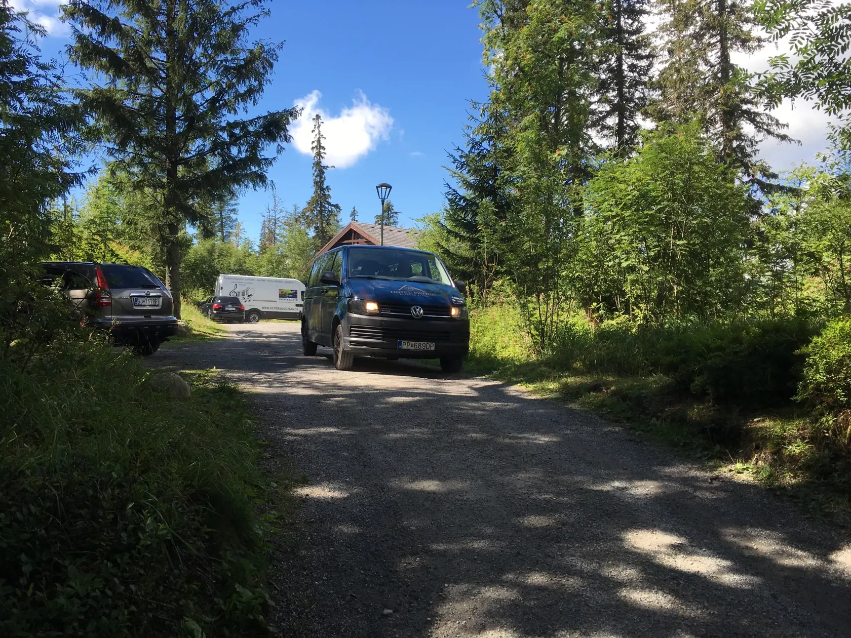Pri kolibe parkovalo v pondelok policajné auto i ďalšie vozidlá.