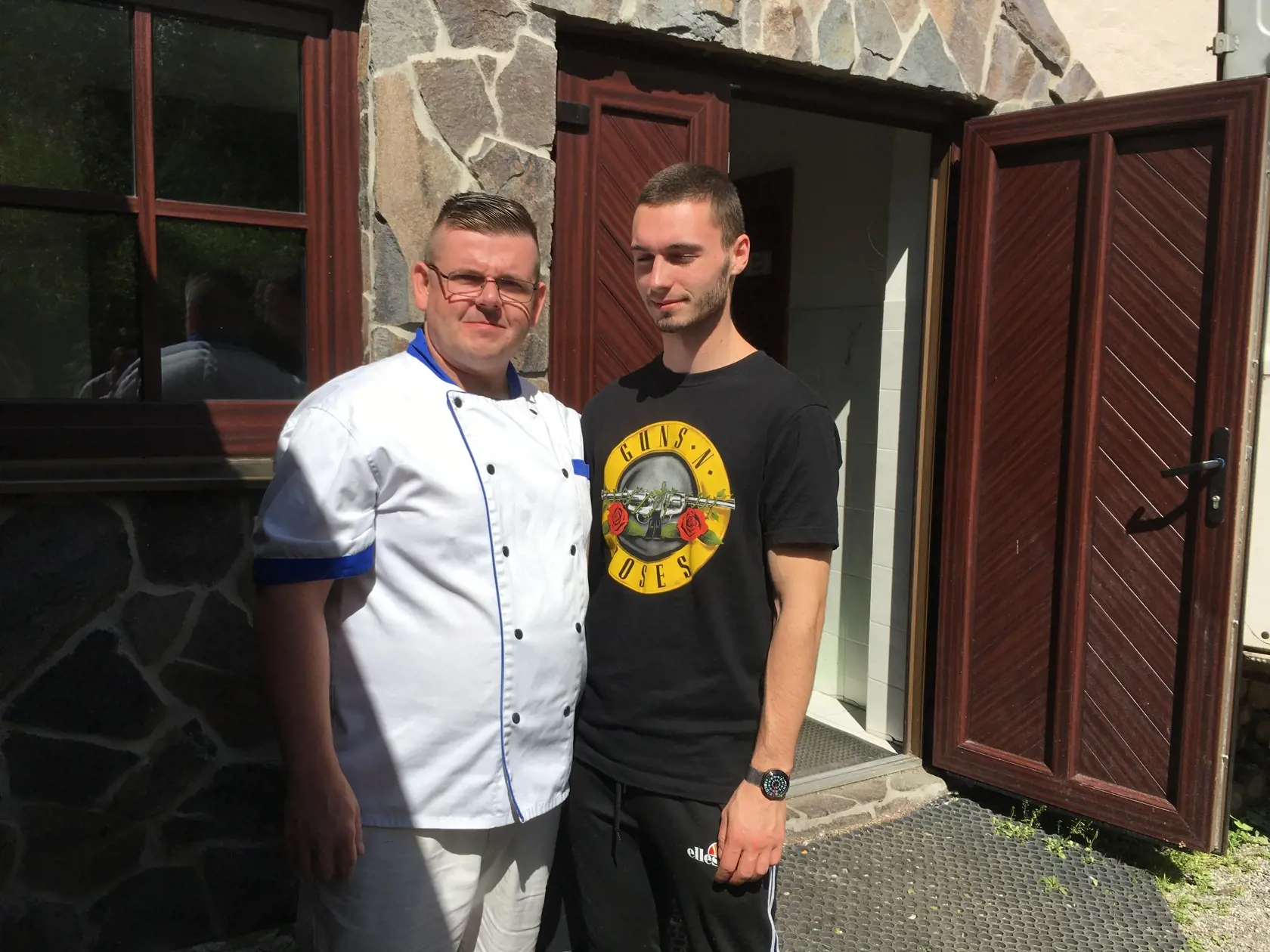 Kuchári Erik a Pavol (zľava) boli svedkami dramatickej udalosti v kolibe.