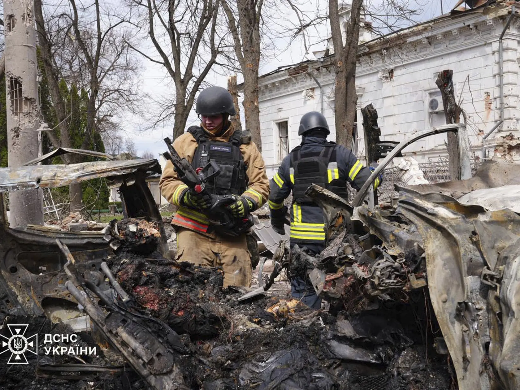 Najmenej 35 ľudí zabil a ďalších minimálne 84 osôb zranil ruský raketový útok na Sumy v nedeľu dopoludnia. Rakety zasiahli centrum mesta, kde sa veriaci pripravovali osláviť Kvetnú nedeľu.