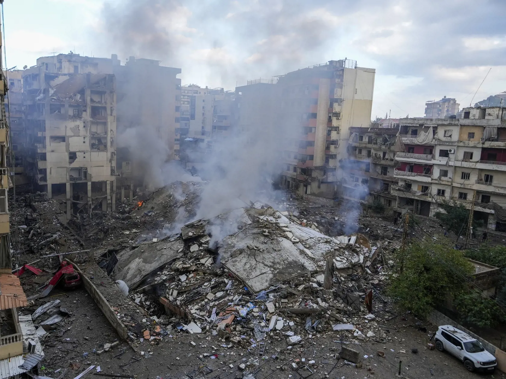 JB 22 Bejrút - Dym stúpa z trosiek zničenej budovy po izraelskom leteckom útoku na južnom predmestí Bejrútu 1. októbra 2024. FOTO TASR/AP

Smoke rises from the site of an Israeli airstrike in Beirut's southern suburb, Lebanon, Tuesday, Oct. 1, 2024. (AP Photo/Hassan Ammar)