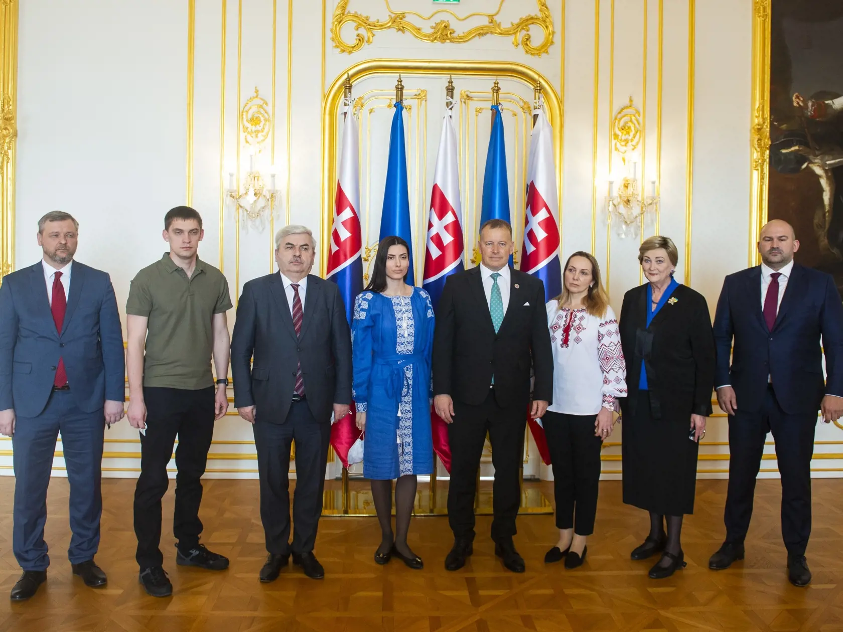Na snímke zľava radca na veľvyslanectve Ukrajiny v Slovenskej republike Stanislav Feskov, starosta ukrajinského mesta Melitopol Ivan Fedorov, mimoriadny a splnomocnený veľvyslanec Ukrajiny v Slovenskej republike Jurij Muška, poslankyňa Verchovnej Rady Ukrajiny Maria Mezentseva, predseda NR SR Boris Kollár, poslankyňa Verchovnej Rady Ukrajiny Olena Khomenko, poslankyňa NR SR Anna Záborská (OĽaNO) a poslanec NR SR Peter Pčolinský.