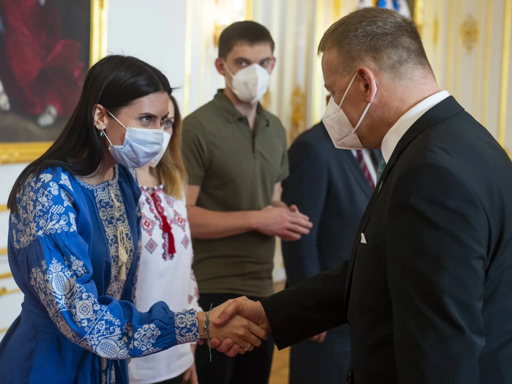 Na snímke vľavo poslankyňa Verchovnej Rady Ukrajiny Maria Mezentseva a vpravo predseda NR SR Boris Kollár počas prijatia na Bratislavskom hrade 29. marca 2022 v Bratislave.