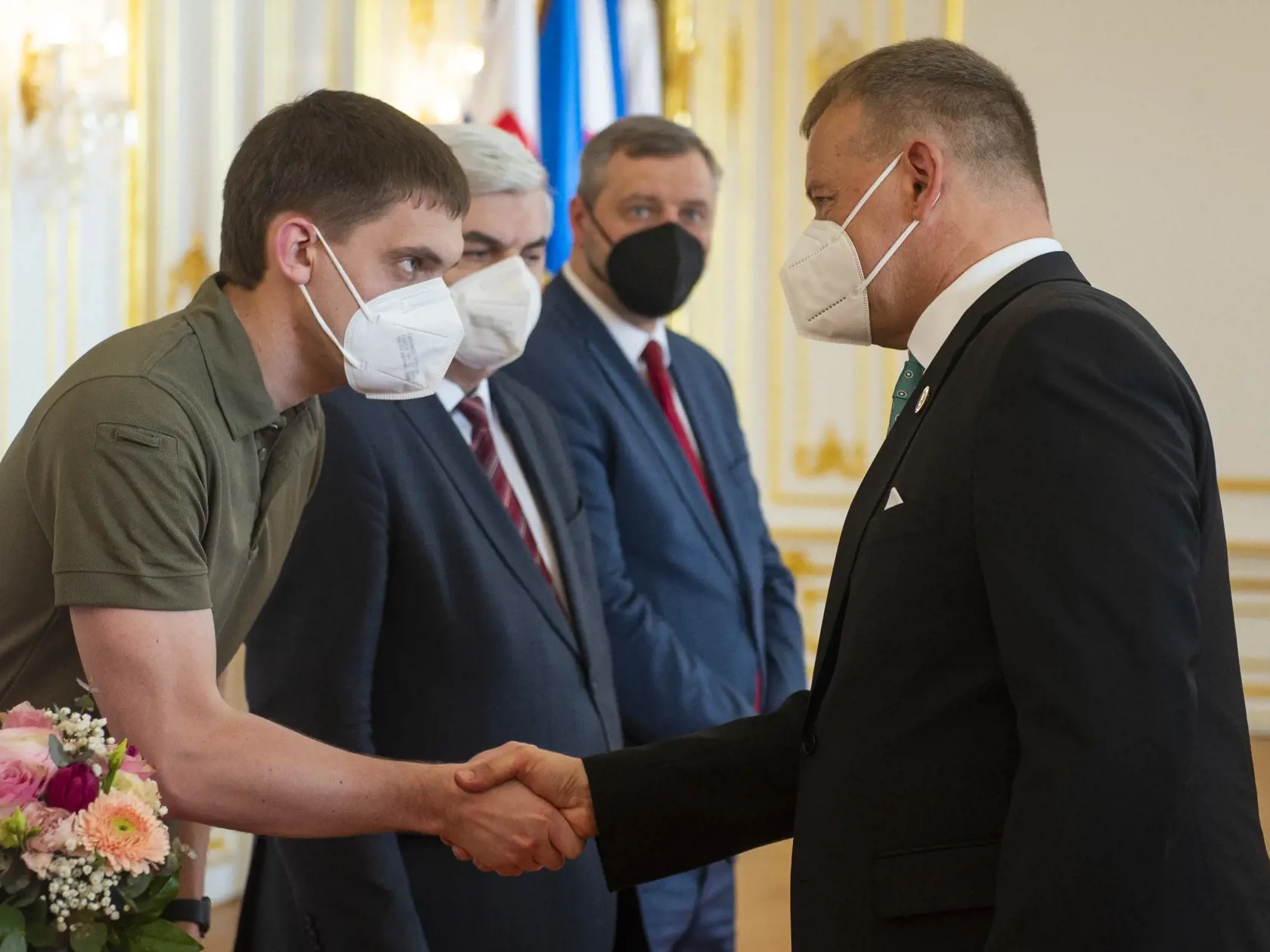 Na snímke vľavo starosta ukrajinského mesta Melitopol Ivan Fedorov a vpravo predseda NR SR Boris Kollár počas prijatia na Bratislavskom hrade 29. marca 2022 v Bratislave.