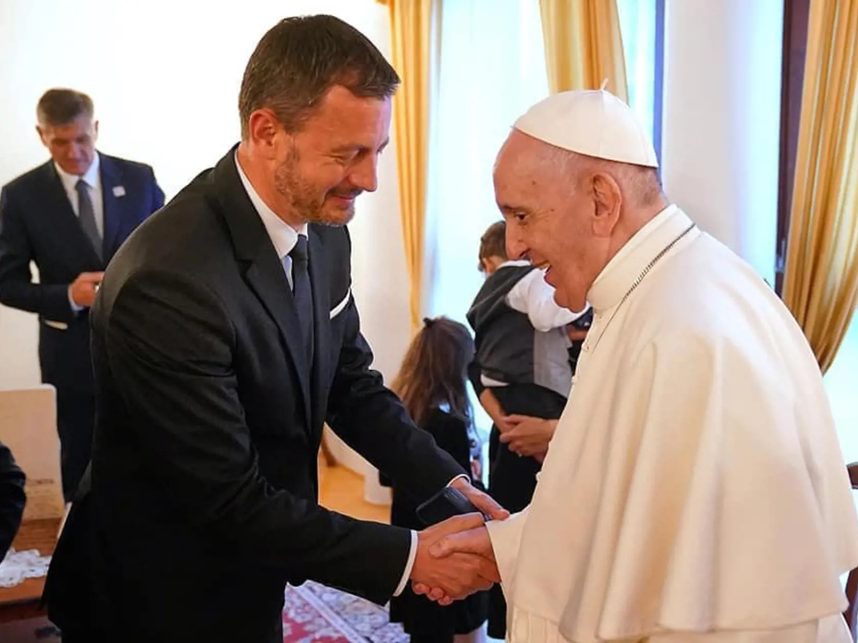 Eduard Heger o stretnutí jeho rodiny s pápežom Františkom: Dojala ma aj jeho odpoveď, prečo sa rozhodol na Slovensku navštíviť niektoré miesta. Chce byť blízko k ľuďom, ktorí sú v núdzi a na okraji spoločnosti, tak ako vždy. Má môj veľký obdiv a rešpekt.