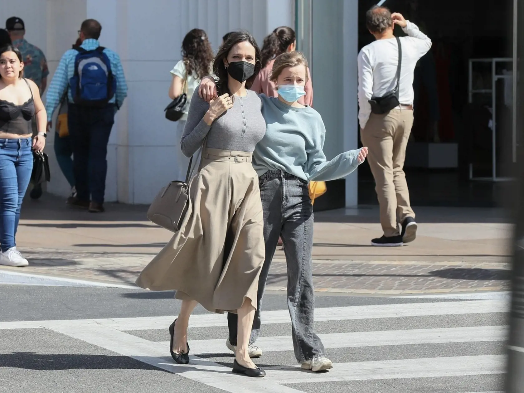 Angelina v uliciach Los Angeles s dcérou Vivienne.