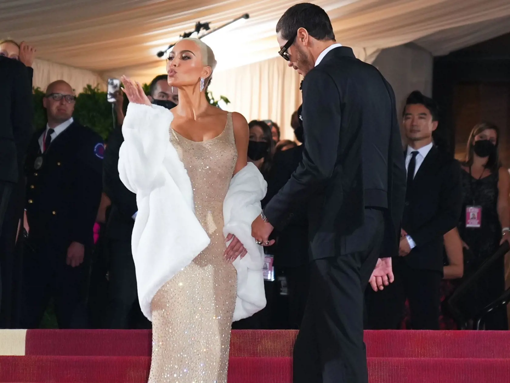 Kim Kardashian mala na sebe ikonické šaty Marilyn Monroe v hodnote 5 miliónov dolárov, v ktorých v roku 1962 zaspievala prezidentovi Kennedymu sladké "Happy Birthday"