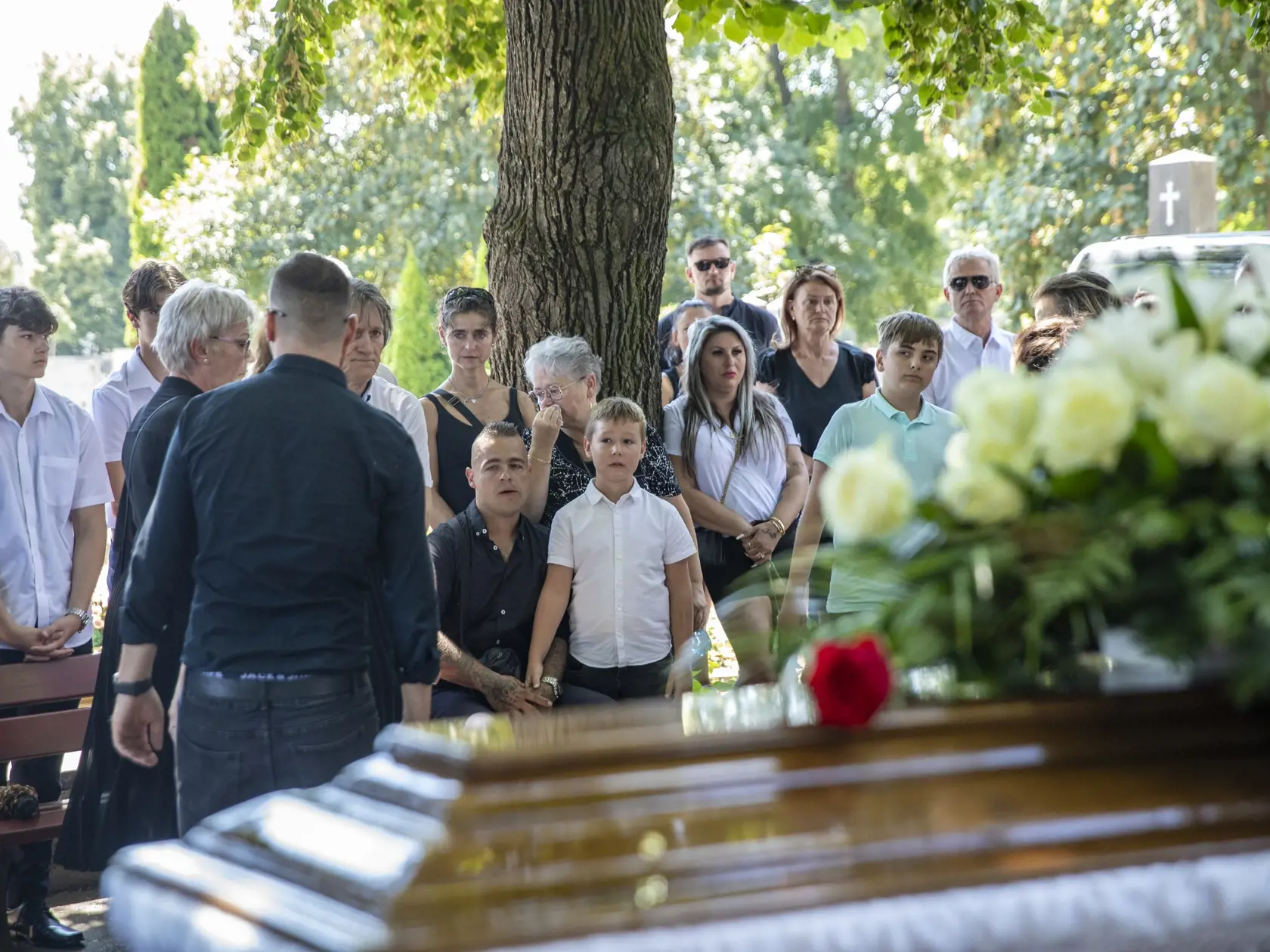 Na snímke je pohreb mladej ženy v Štúrove. Hádzanárke Cyntii, ktorú našli zabalenú v igelite, dnes povedali posledné zbohom.