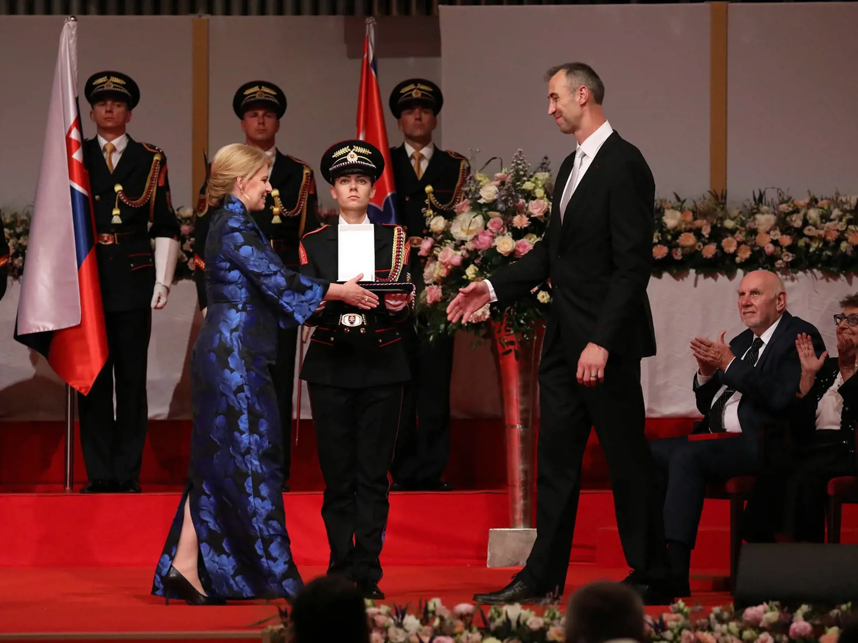 Odovzdávanie štátnych vyznamenaní pri príležitosti vzniku Slovenskej republiky. Prezidentka  zaujala nielen účesom, ale aj  modrými šatami, ktoré pripomínali kimono. Práve tento kúsok mala oblečený aj na návšteve v Japonsku.