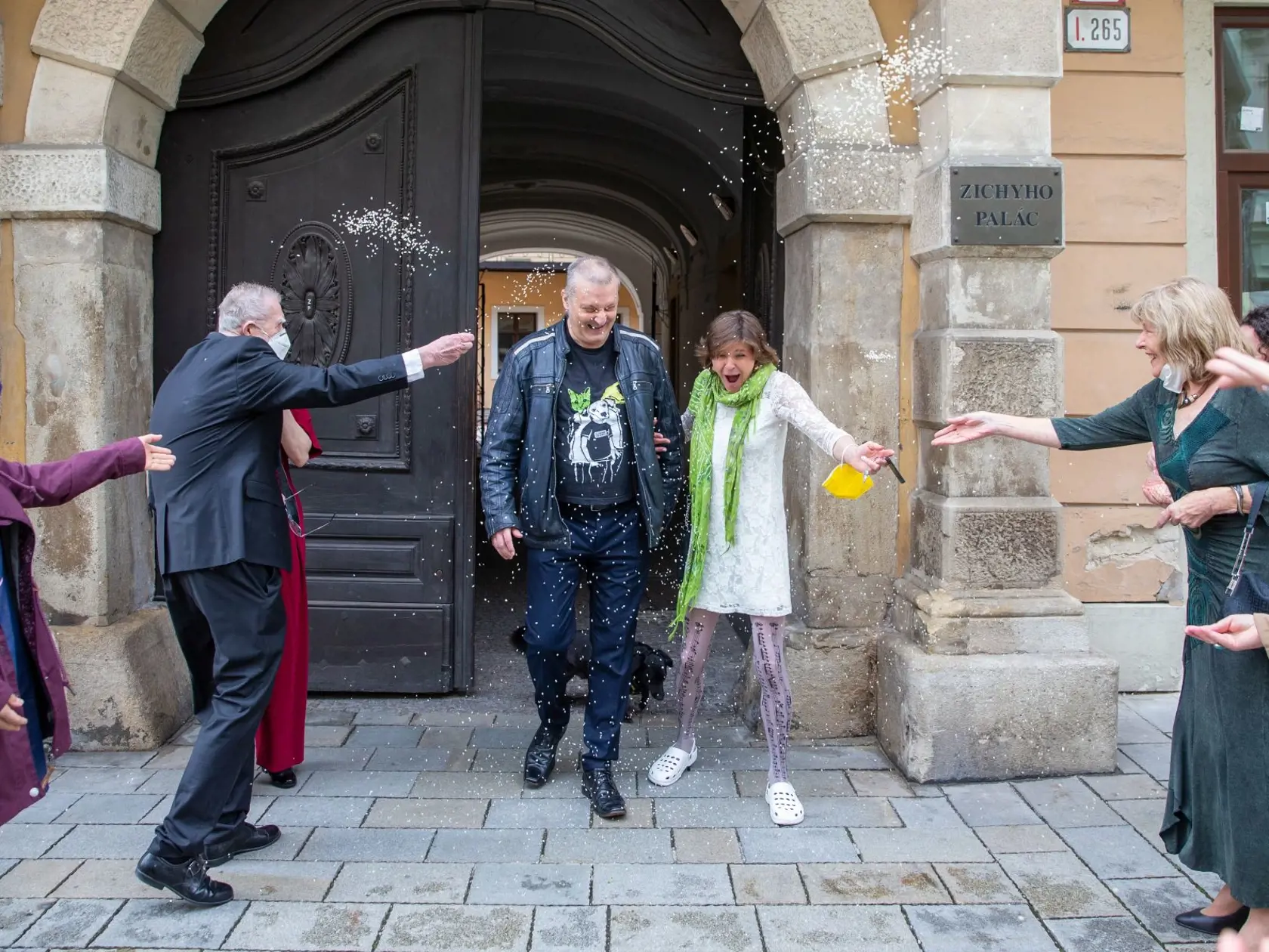 15. máj 2021: Svadba Kataríny Feldekovej. Nevesta zvolila namiesto svadobných šiat covid skafander. Z neho sa potom vyzliekla do krátkych čipkovaných šiat s kroksami.