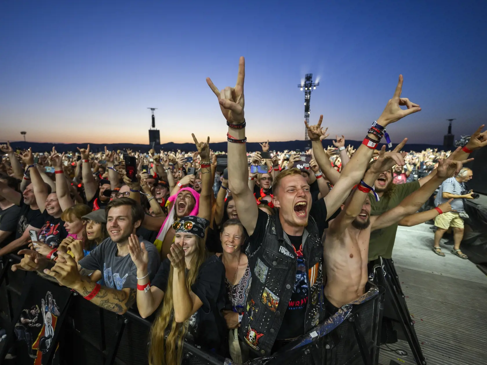 Na snímke diváci  počas koncertu austrálskej hardockovej kapely AC/DC v rámci európskej časti turné Power Up na Starom letisku v bratislavských Vajnoroch 21. júla 2024. FOTO TASR - Jaroslav Novák