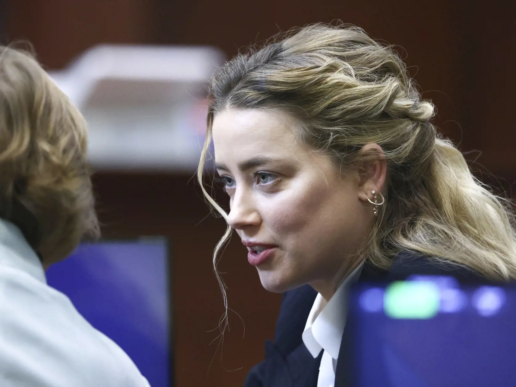 EBE 39 Fairfax - Na snímke americká herečka Amber Heardová počas pojednávania na obvodnom súde vo Fairfaxe v americkej Virgínii 21. apríla 2022. Johnny Depp zažaloval svoju bývalú manželku Heardovú za urážku na cti po tom, ako ho ona zažalovala za domáce násilie. FOTO TASR/AP

Actor Amber Heard speaks with her legal team in the courtroom at the Fairfax County Circuit Court in Fairfax, Va., Thursday, April 21, 2022. Actor Johnny Depp sued his ex-wife Amber Heard for libel in Fairfax County Circui