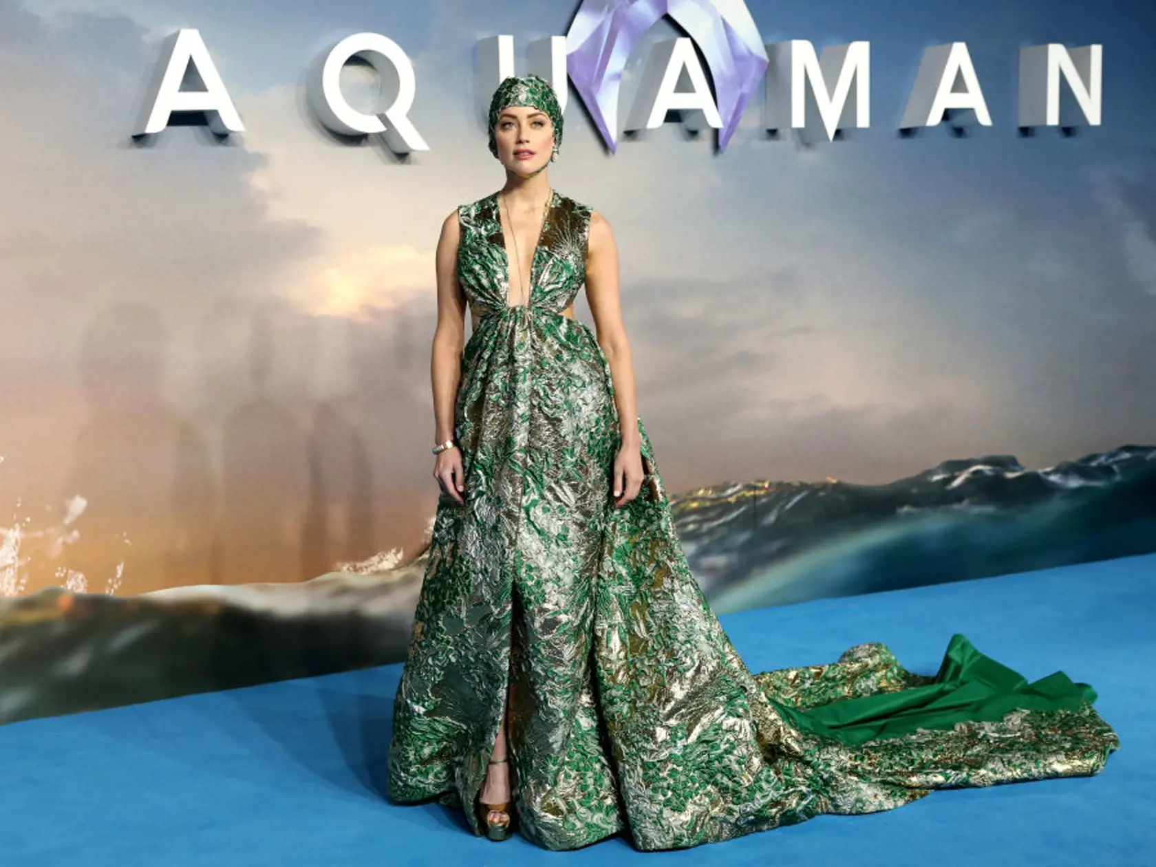 LONDON, ENGLAND - NOVEMBER 26:  Amber Heard attends the "Aquaman" world premiere at Cineworld Leicester Square on November 26, 2018 in London, England. (Photo by Tristan Fewings/Getty Images)