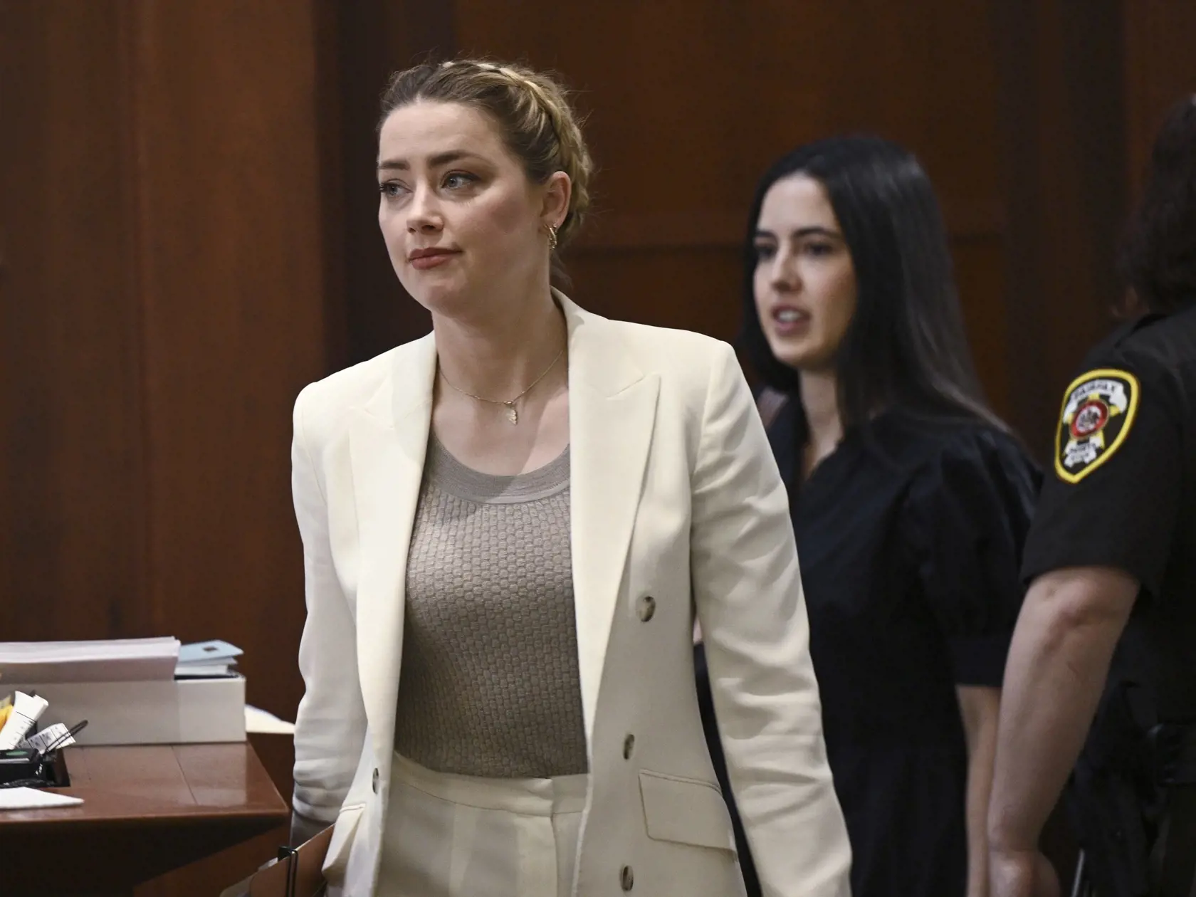 JB 49 Fairfax - Americká herečka Amber Heardová prichádza do súdnej siene počas pojednávania na obvodnom súde vo Fairfaxe v americkom štáte Virgínia 26. apríla 2022. Herec Johnny Depp zažaloval svoju bývalú manželku Amber Heardovú za urážku na cti po tom, ako ho ona zažalovala za domáce násilie. FOTO TASR/AP

Actress Amber Heard arrives in the courtroom at the Fairfax County Circuit Court in Fairfax, Va., Tuesday, April 26, 2022. Actor Johnny Depp sued his ex-wife actress Amber Heard for libel i