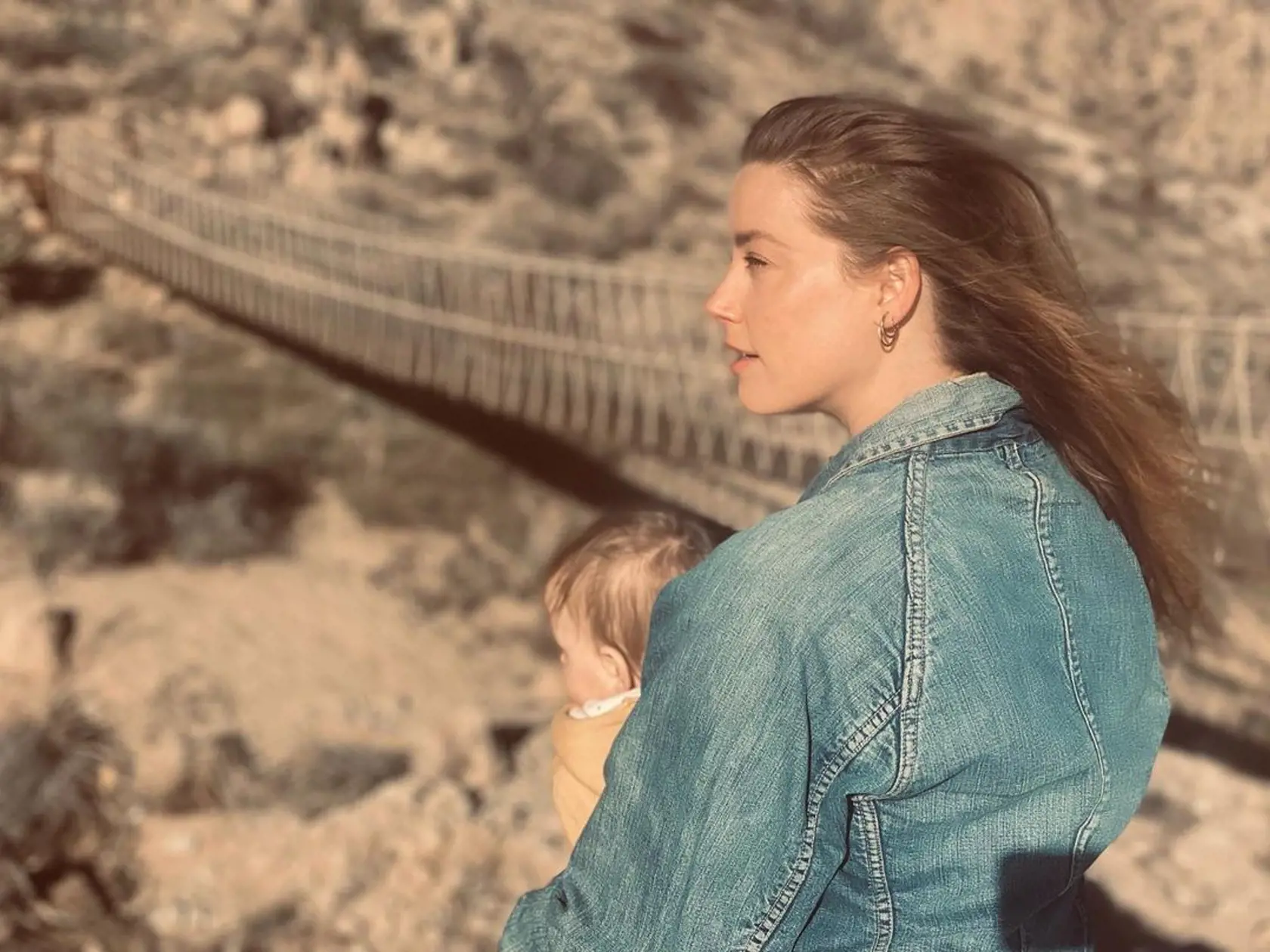 Amber Heard sa stala mamou malého dievčatka. Dcéru jej vynosila náhradná matka.