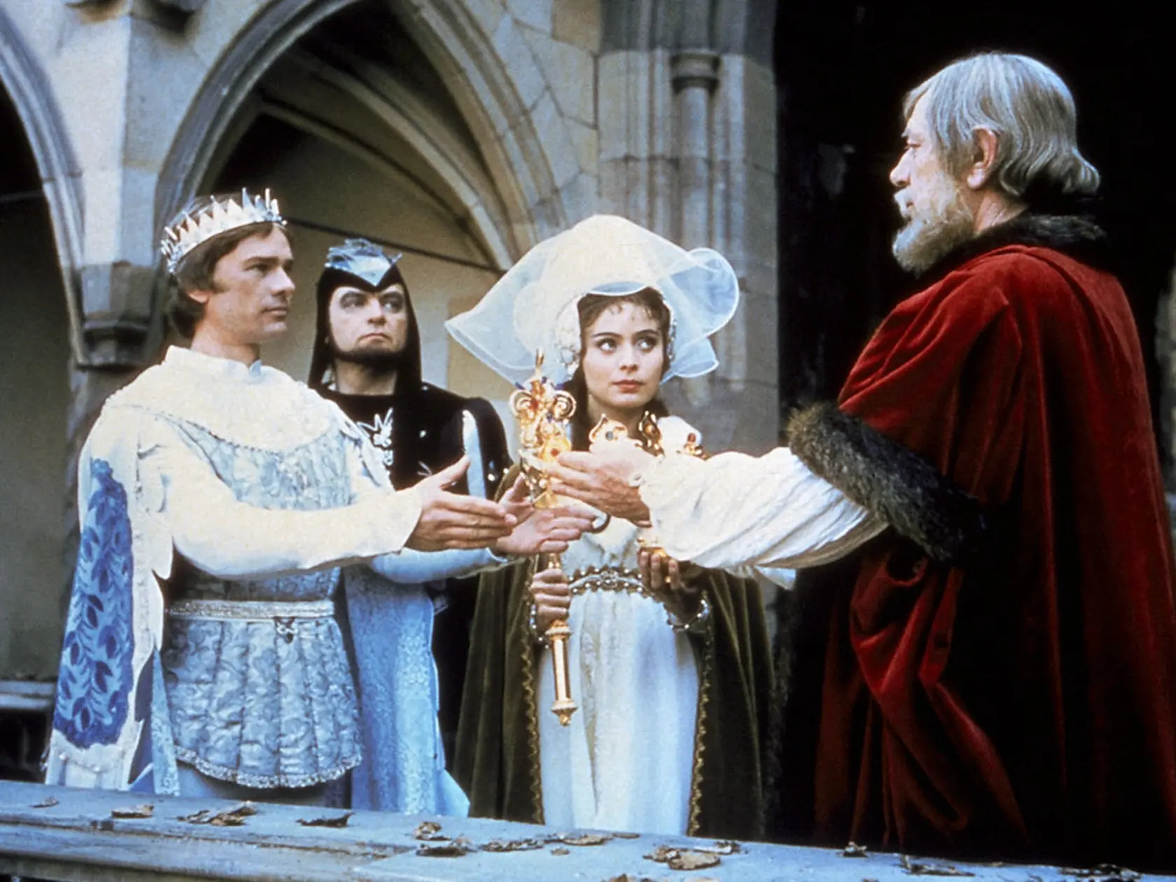 Libuše Šafránková je azda najznámejšia predstaviteľka princezien. Tú stvárnila aj v rozprávke Soľ nad zlato. Prvou veľkou filmovou úlohou Libuše Šafránkovej bola postava Barunky vo filmovom spracovaní Babičky. Odvtedy sa vyprofilovala na uznávanú herečku a jej kariéra sa raketovo rozbehla. Šafránková sa drží v úzadí a do spoločnosti často nechodí, no aj tak je často stredobodom pozornosti. V roku 2004 ju médiá označili za alkoholičku. V súkromí tiež našla svojho princa - herca Josefa Abrháma. Libuša je s ním dodnes. Abrhám bol svojej manželke oporou aj pred tromi rokmi, keď jej lekári diagnostikovali zákernú rakovinu. Lekári jej vtedy museli odobrať časť pľúc.
