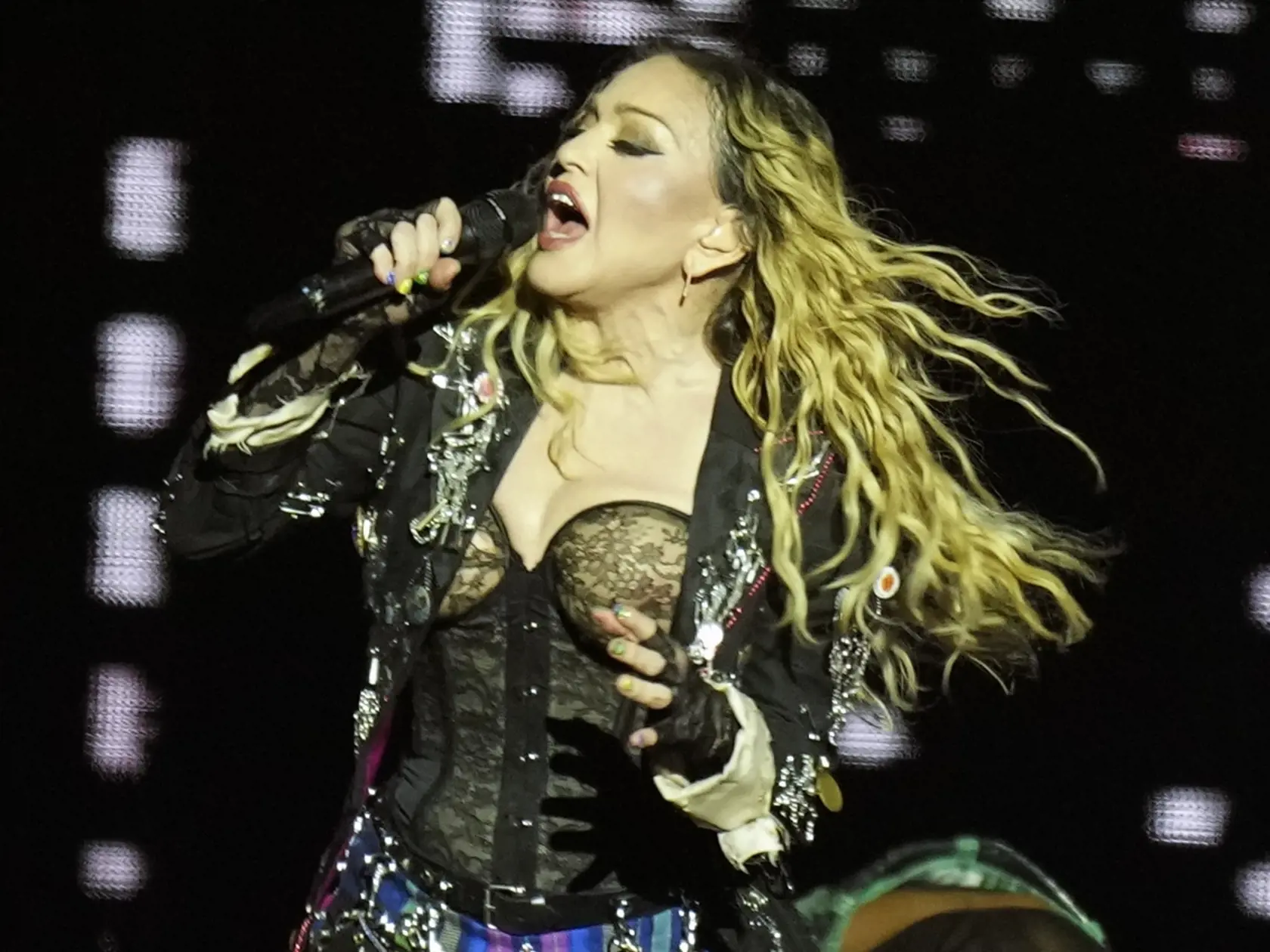 Americká speváčka  Madonna vystupuje počas bezplatného koncertu
na pláži Copacabana v brazílskom Riu de Janeiro v sobotu 4. mája 2024. Brazílsky koncert uzavrel turné Celebration, ktoré kráľovná popu odštartovala vlani v októbri v Londýne. FOTO TASR/AP