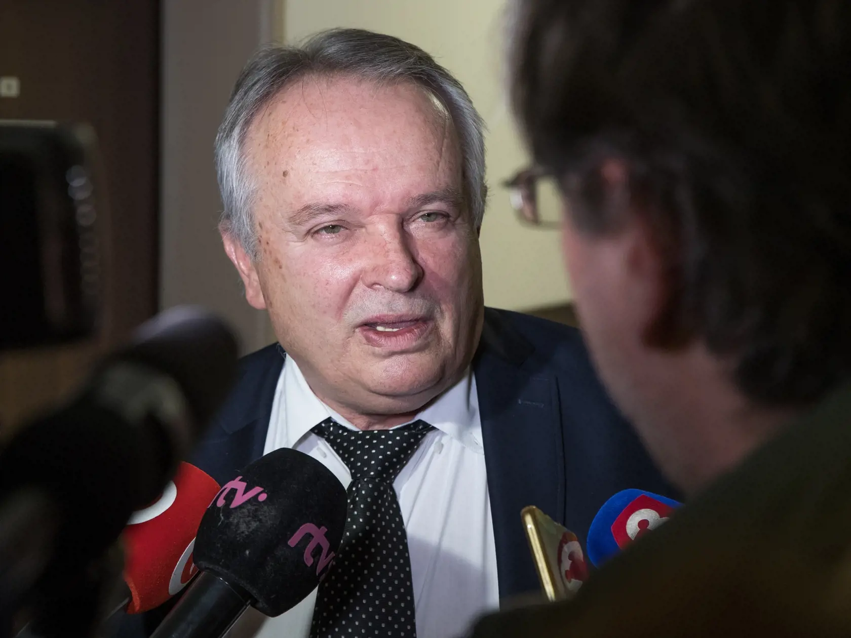 Sudca Miroslav Radačovský pojednáva pozemkový spor medzi pezidentom Andrejom Kiskom a lekárom Jánom Francom.