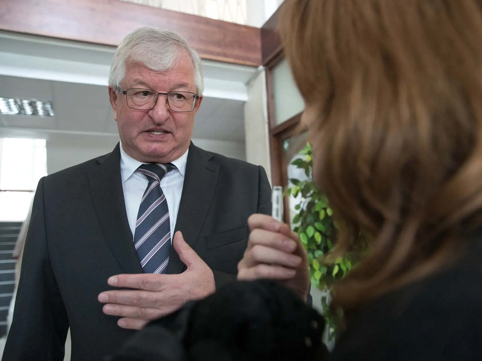 Prezident SR Andrej Kiska vypovedal na Okresnom súde v Poprade vo veci sporného pozemku v katastri obce Veľký Slavkov. Na snímke je obhájca Andreja Kisku Ján Mazák.
