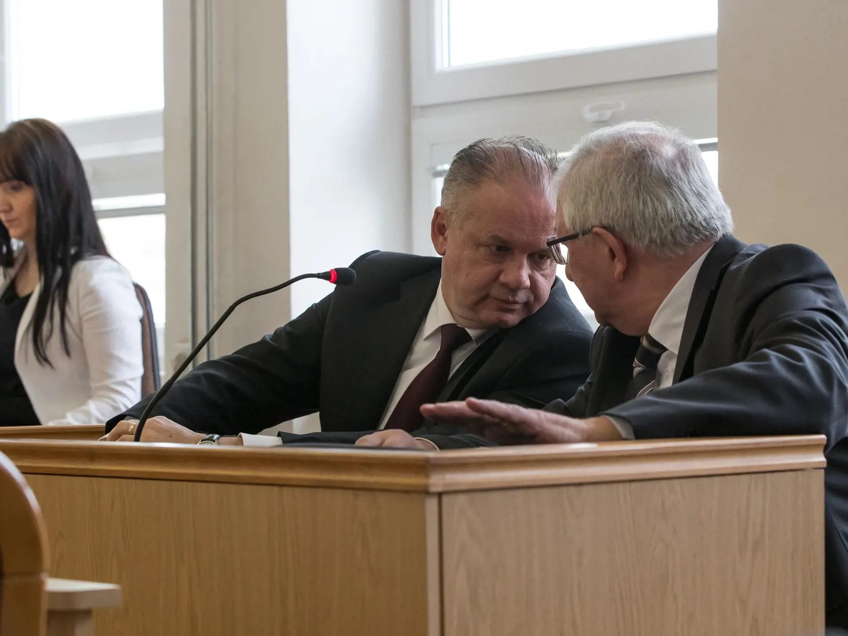 Prezident SR Andrej Kiska vypovedal na Okresnom súde v Poprade vo veci sporného pozemku v katastri obce Veľký Slavkov. Na snímke zľava je Andrej Kiska a jeho obhájca Ján Mazák.