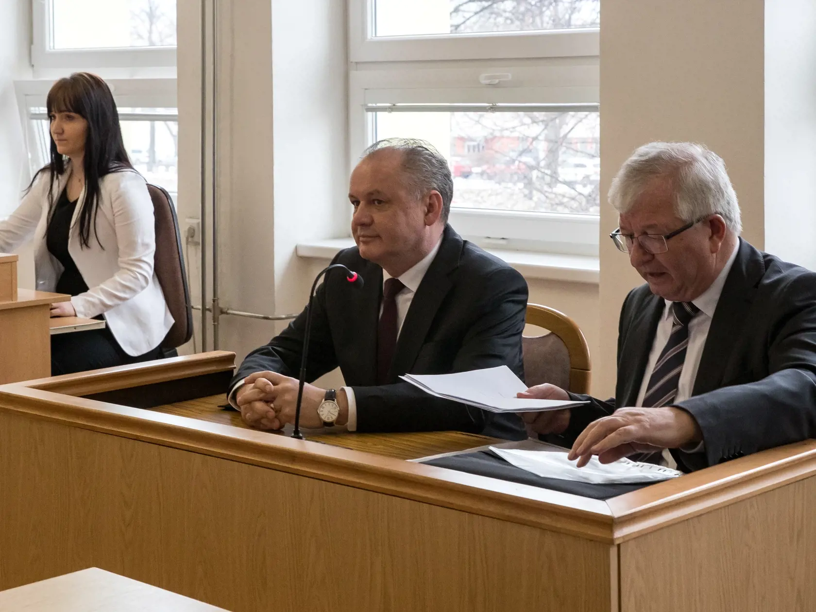 Prezident SR Andrej Kiska vypovedal na Okresnom súde v Poprade vo veci sporného pozemku v katastri obce Veľký Slavkov. Na snímke zľava je Andrej Kiska a jeho obhájca Ján Mazák.