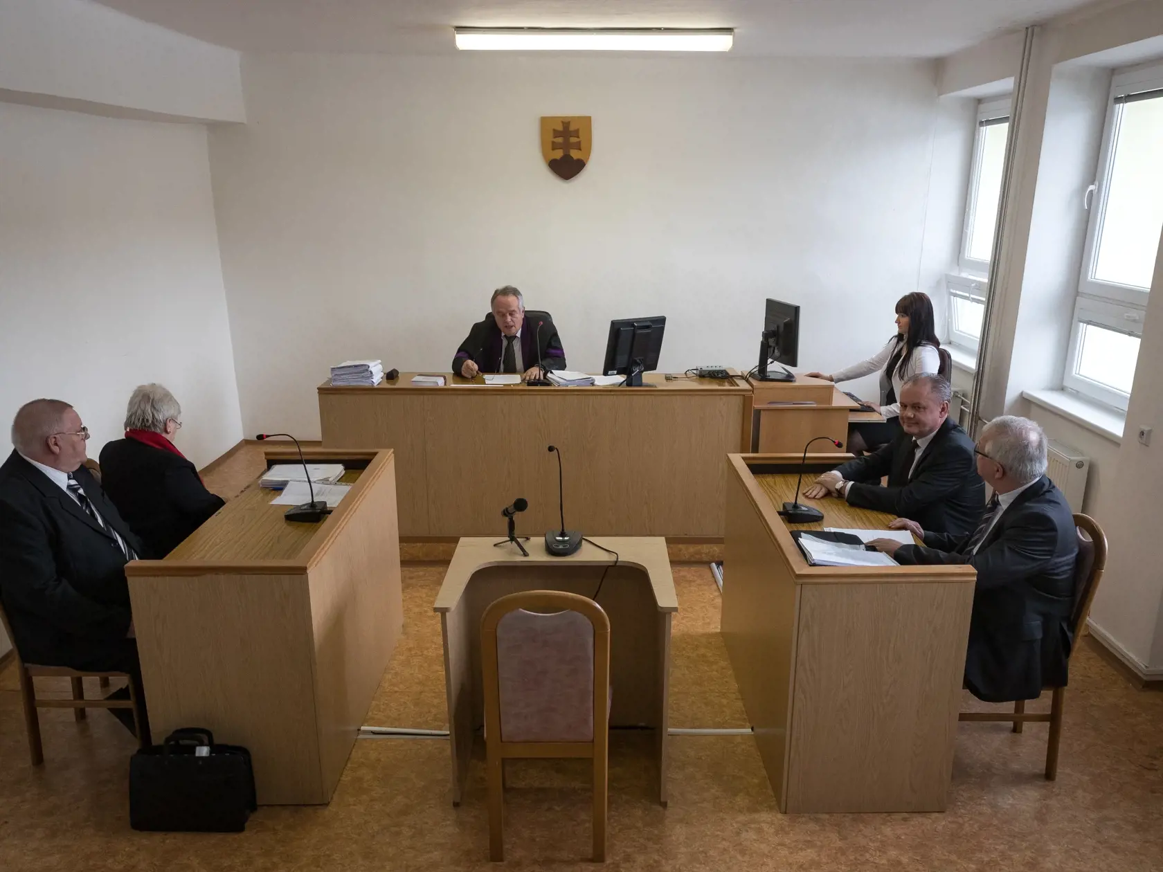 Prezident SR Andrej Kiska vypovedal na Okresnom súde v Poprade vo veci sporného pozemku v katastri obce Veľký Slavkov.