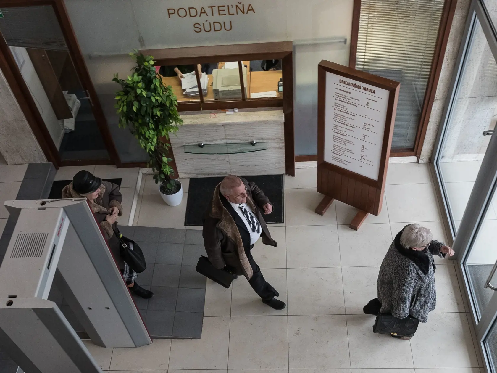 Prezident SR Andrej Kiska vypovedal na Okresnom súde v Poprade vo veci sporného pozemku v katastri obce Veľký Slavkov. Na snímke v bielej košeli je žalujúci bývalý majiteľ pozemku Ján Franc.